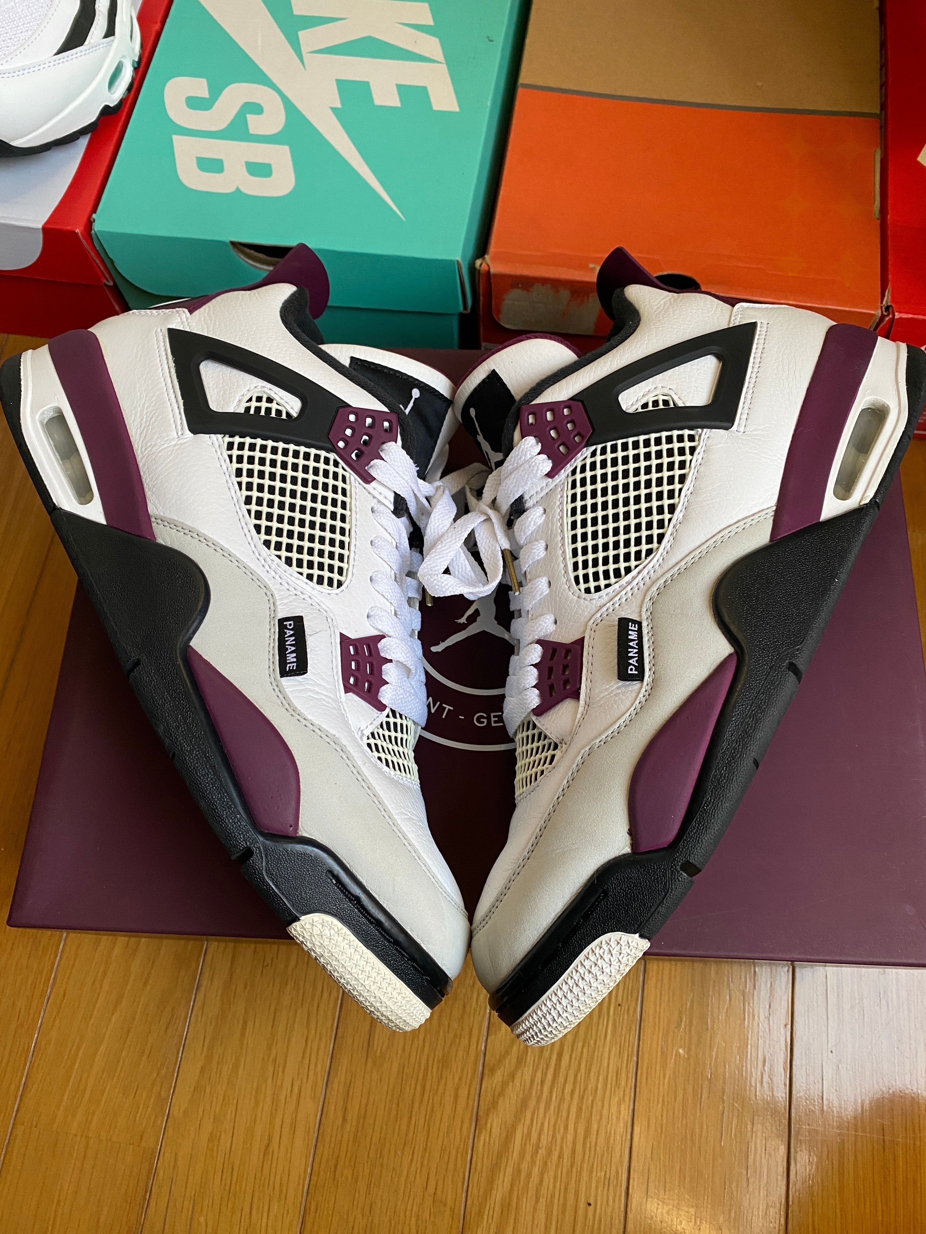 パリ・サンジェルマン × ナイキ エアジョーダン4 レトロ  "ホワイト/ボルドー/ニュートラルグレー"