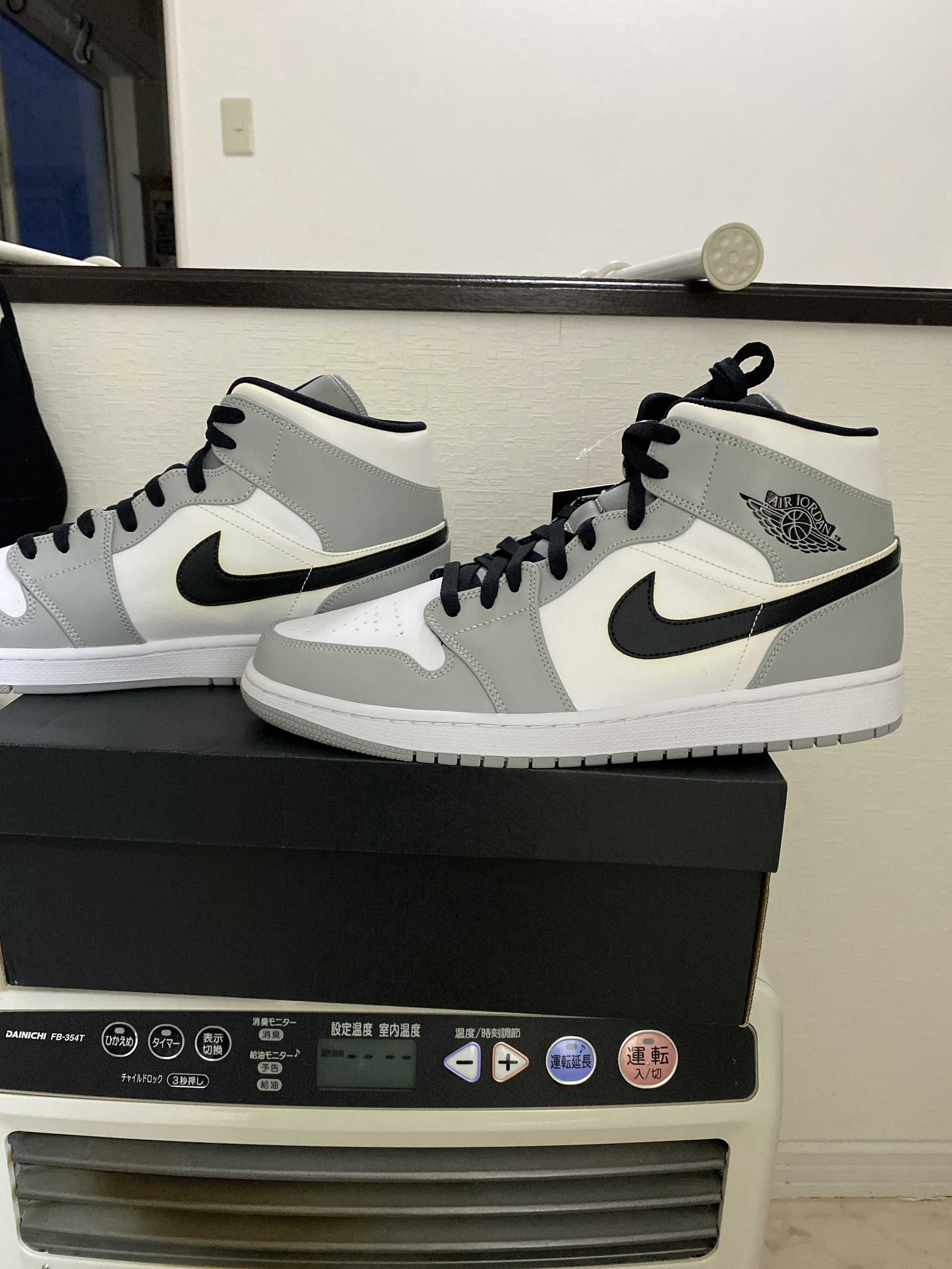 Nike Air Jordan 1 Mid "Light Smoke Grey/White/Black"