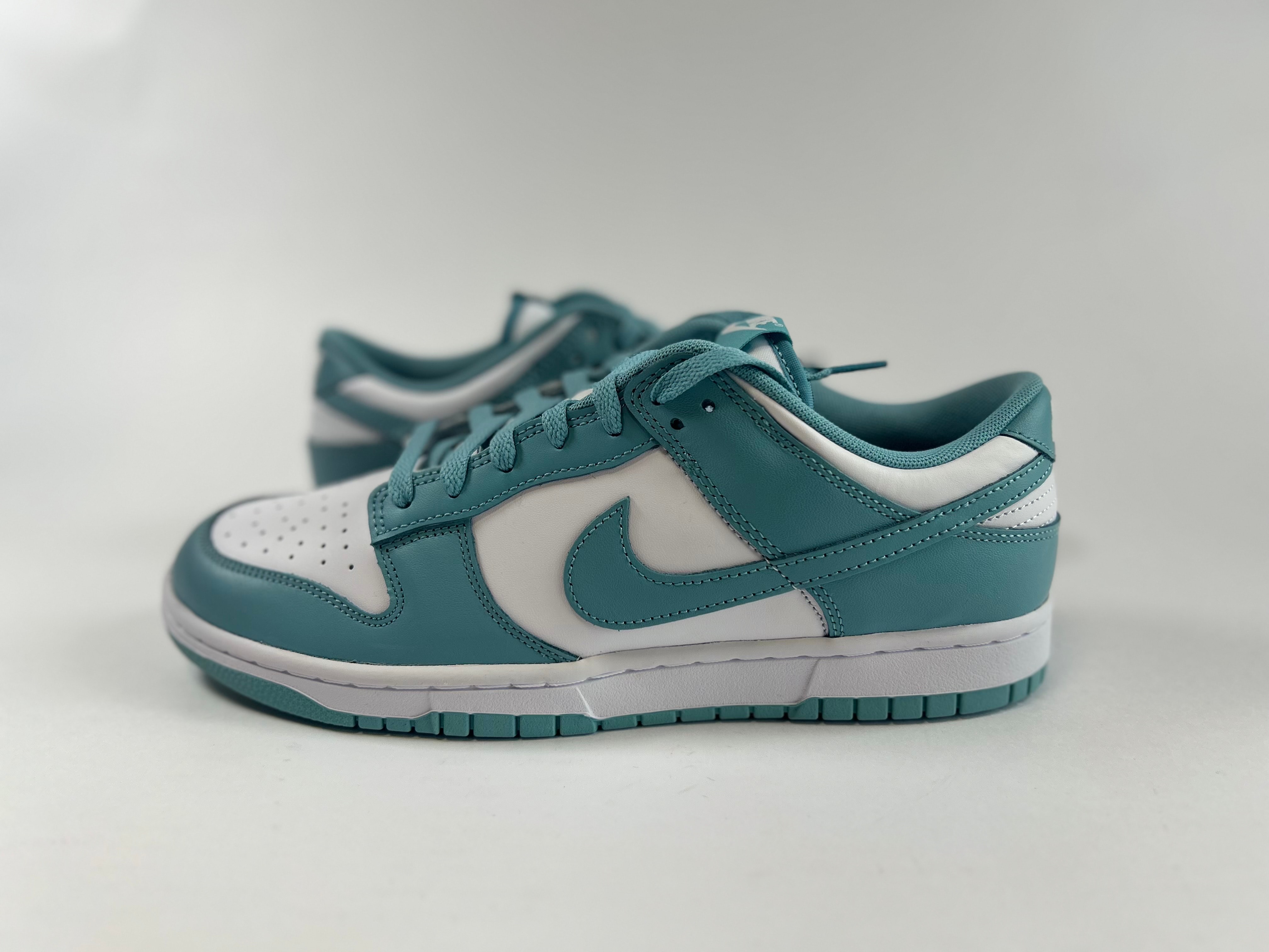 Nike ターコイズ ホワイト スニーカー 値下げ！ Nike Dunk Low