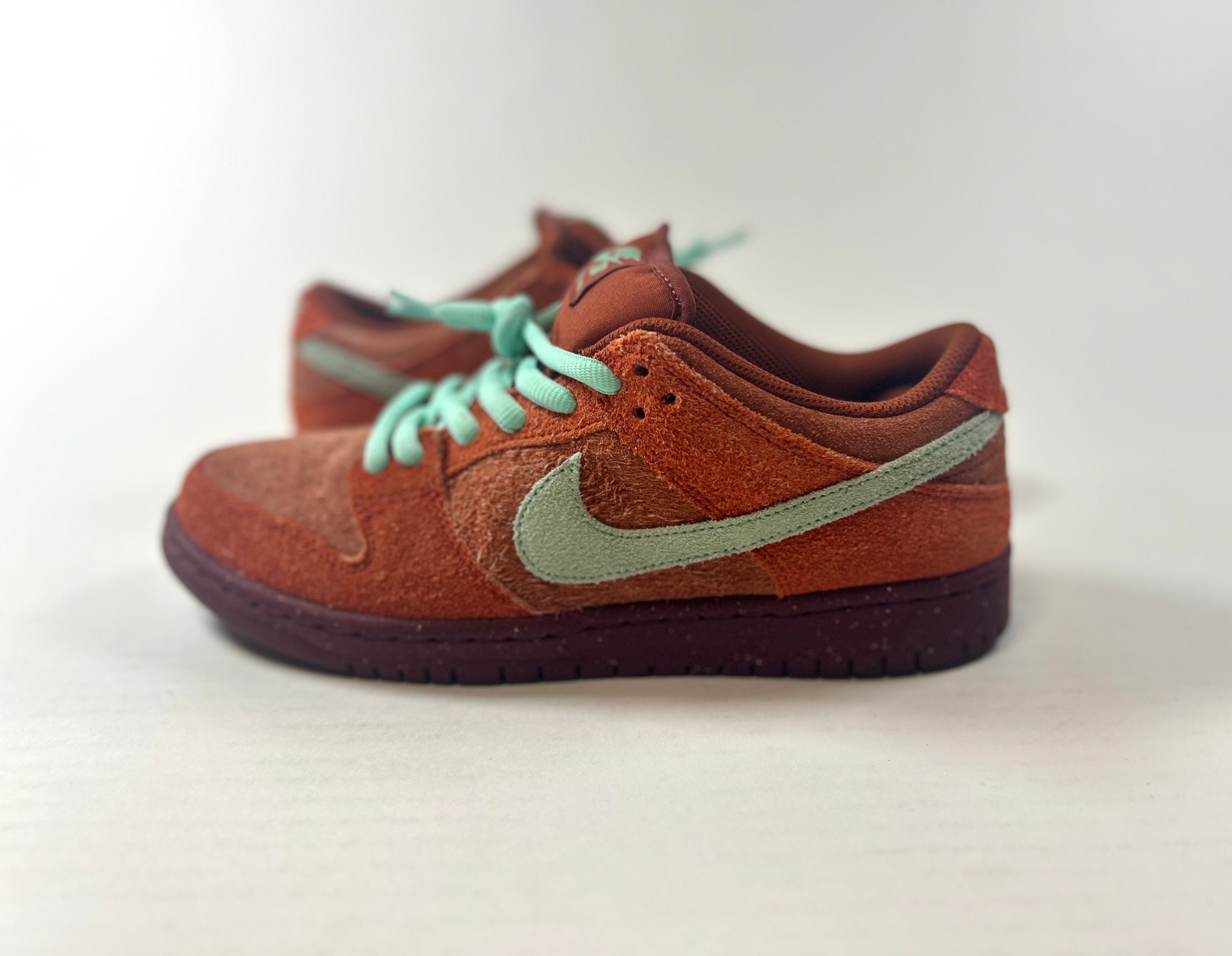 Nike SB Dunk Low Pro PRM "Mystic Red and Rosewood"