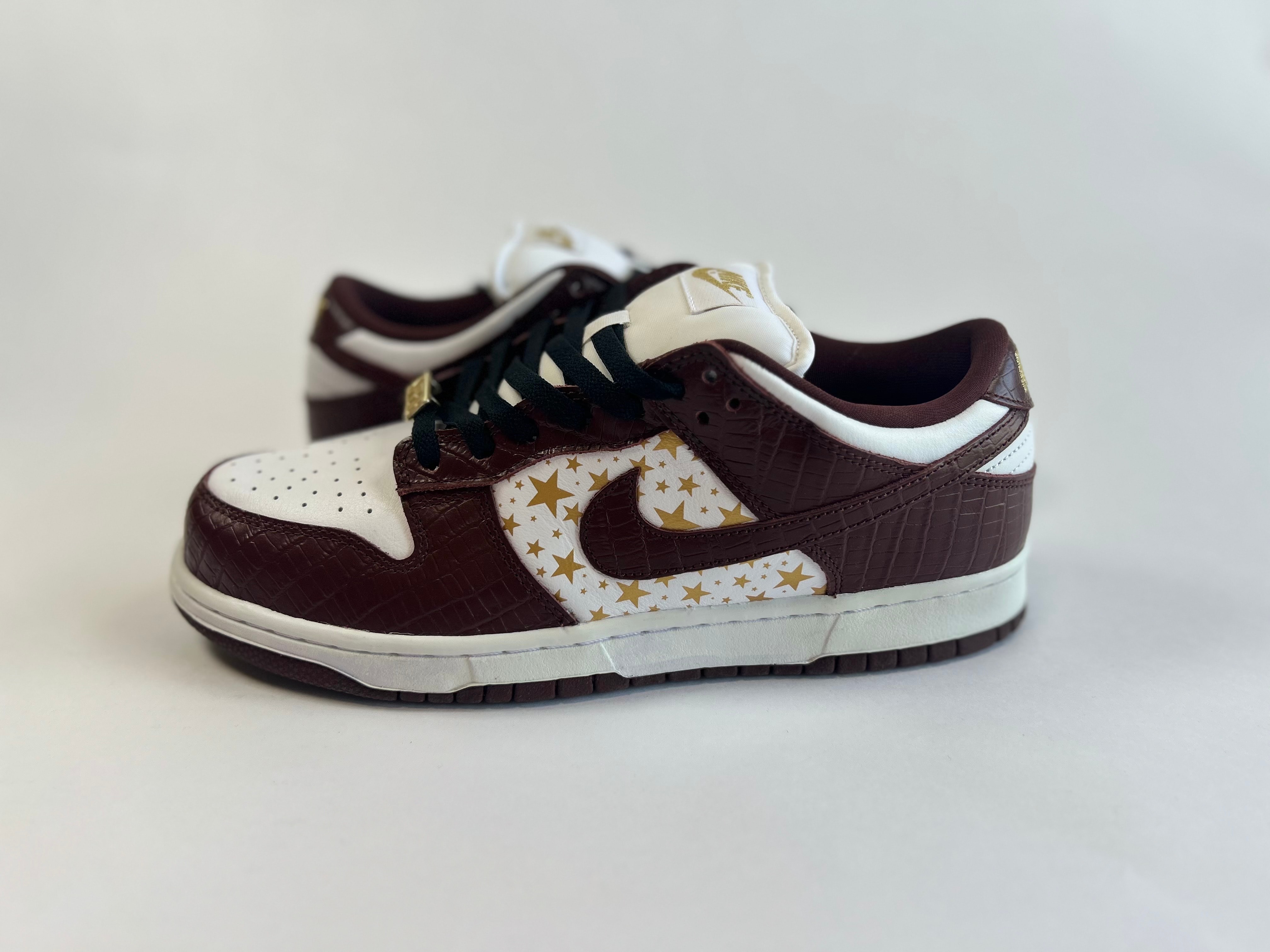 Supreme × Nike SB Dunk Low OG QS Gold Stars "White/Barkroot Brown"