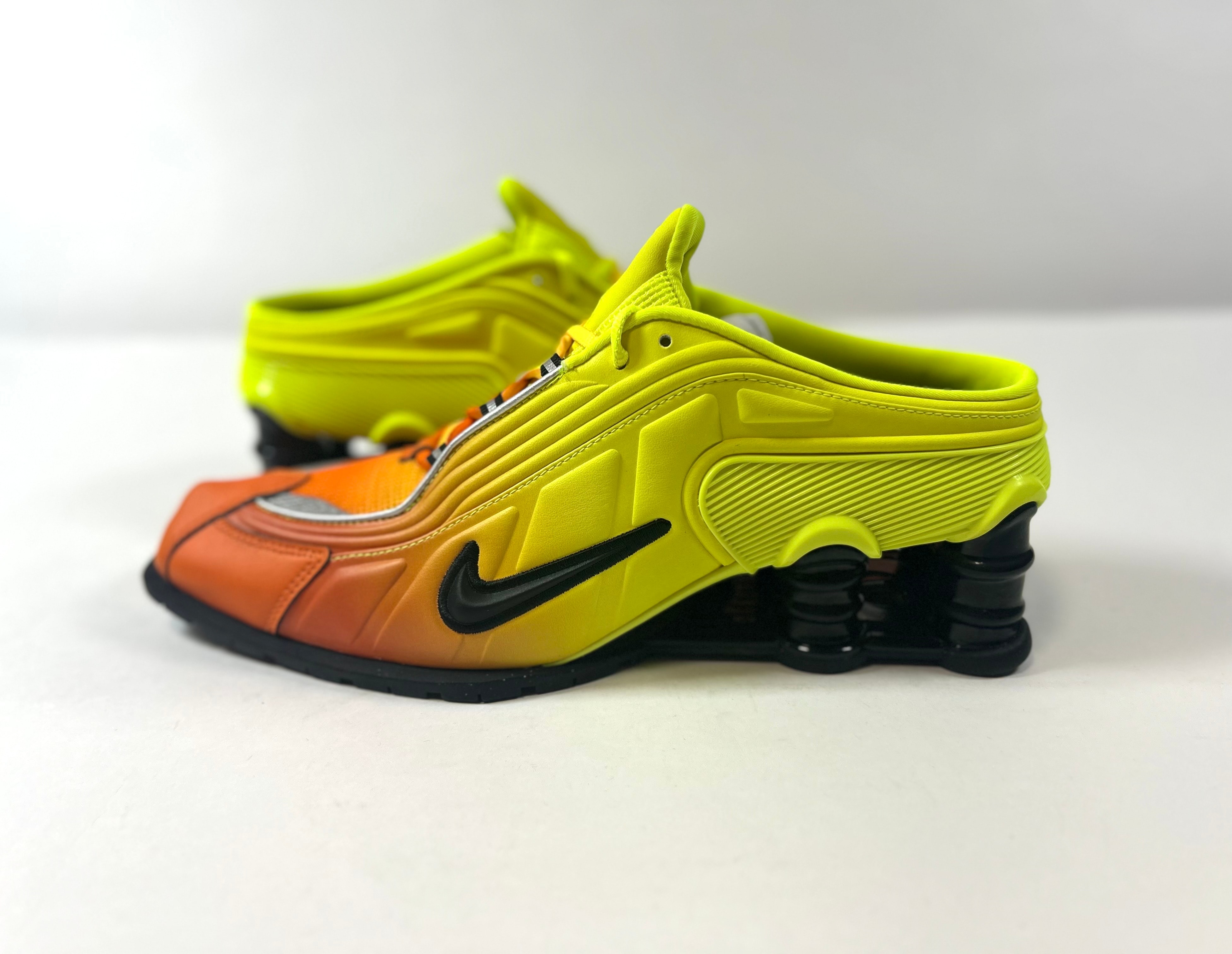 マーティンローズ × ナイキ ウィメンズ ショックス MR4 "セーフティオレンジ"