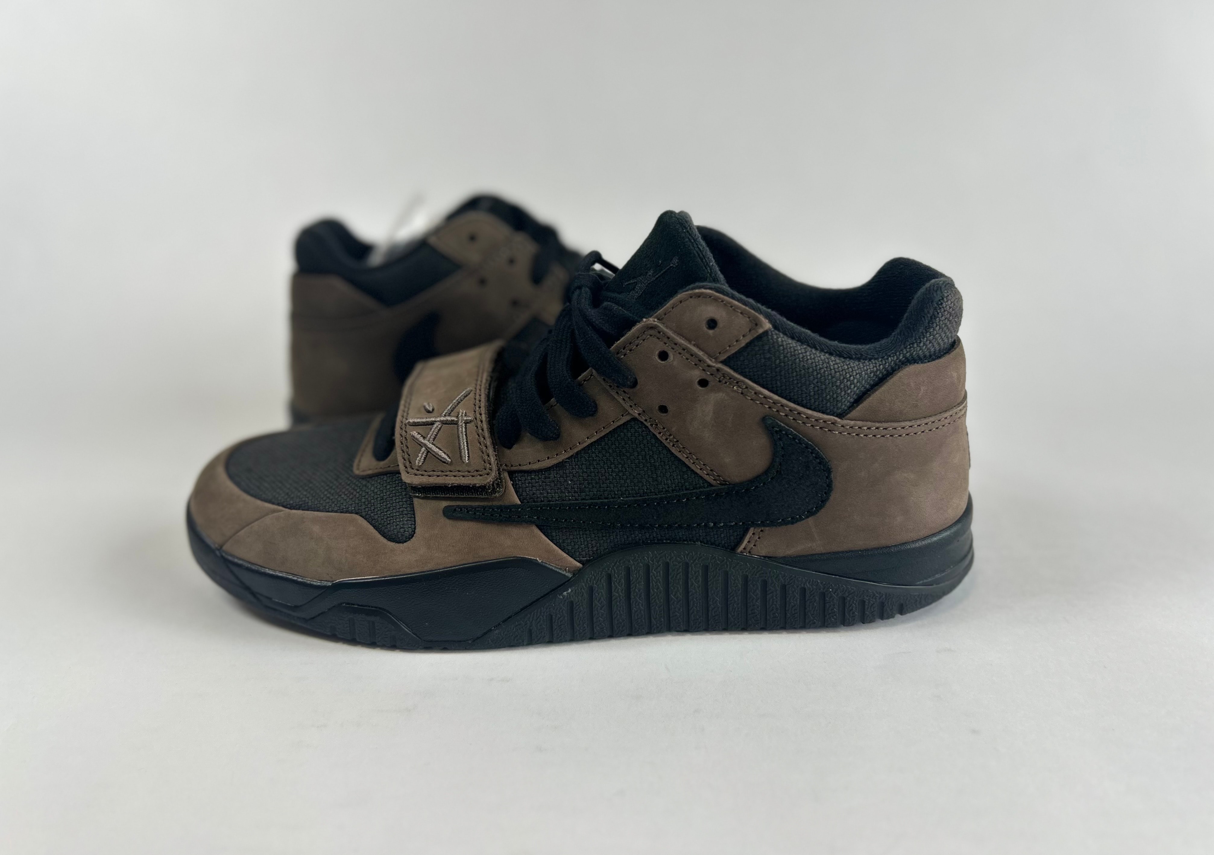 トラヴィススコット × ナイキ ジョーダン ジャンプマンジャック TR CJ1 T-Rexx "ブラック アンド ダークモカ"