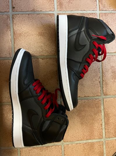 Nike Air Jordan 1 Retro High OG "Black/Metallic Silver/Gym Red"