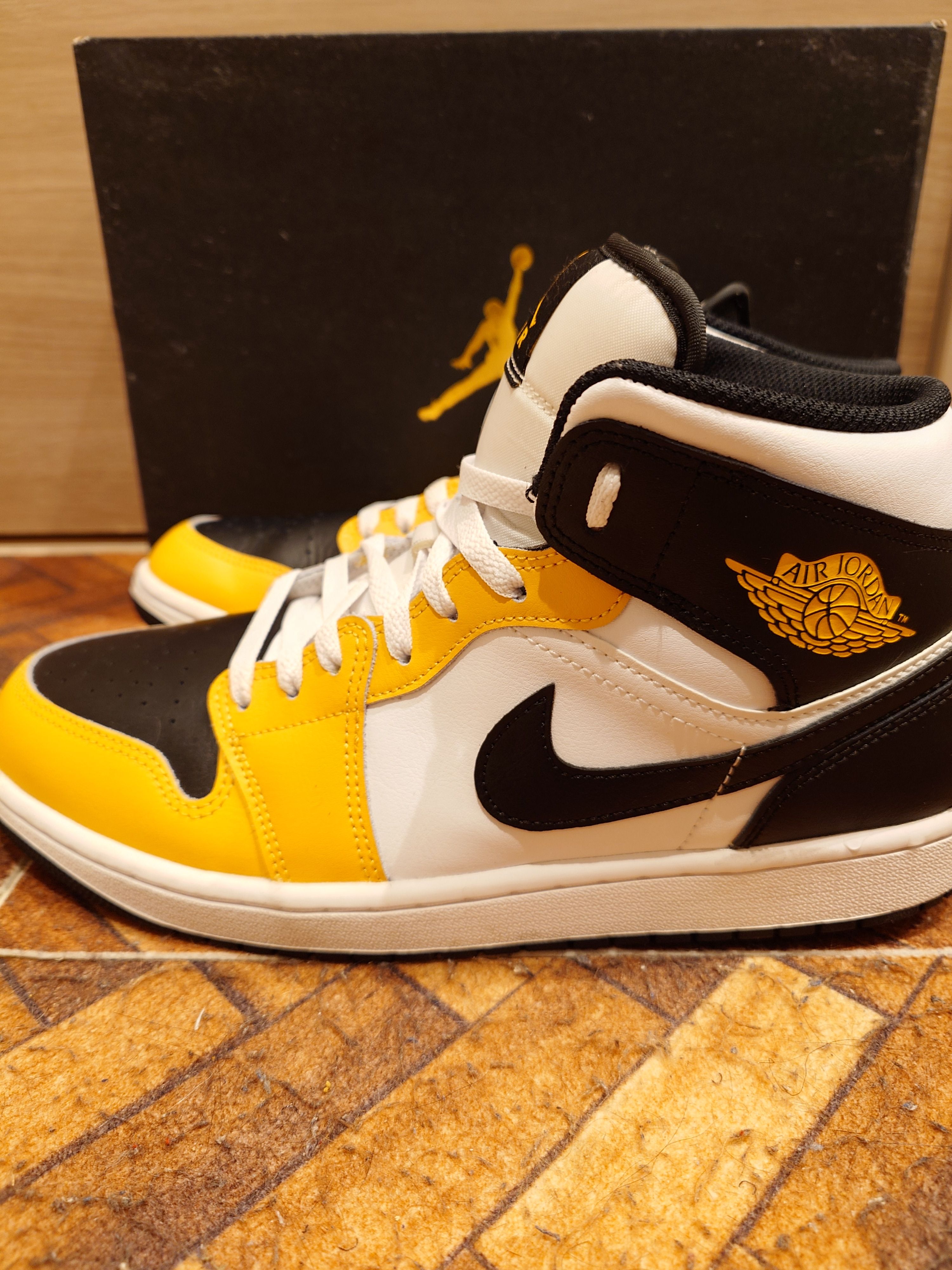 Nike Air Jordan 1 Mid "Yellow Ochre"
