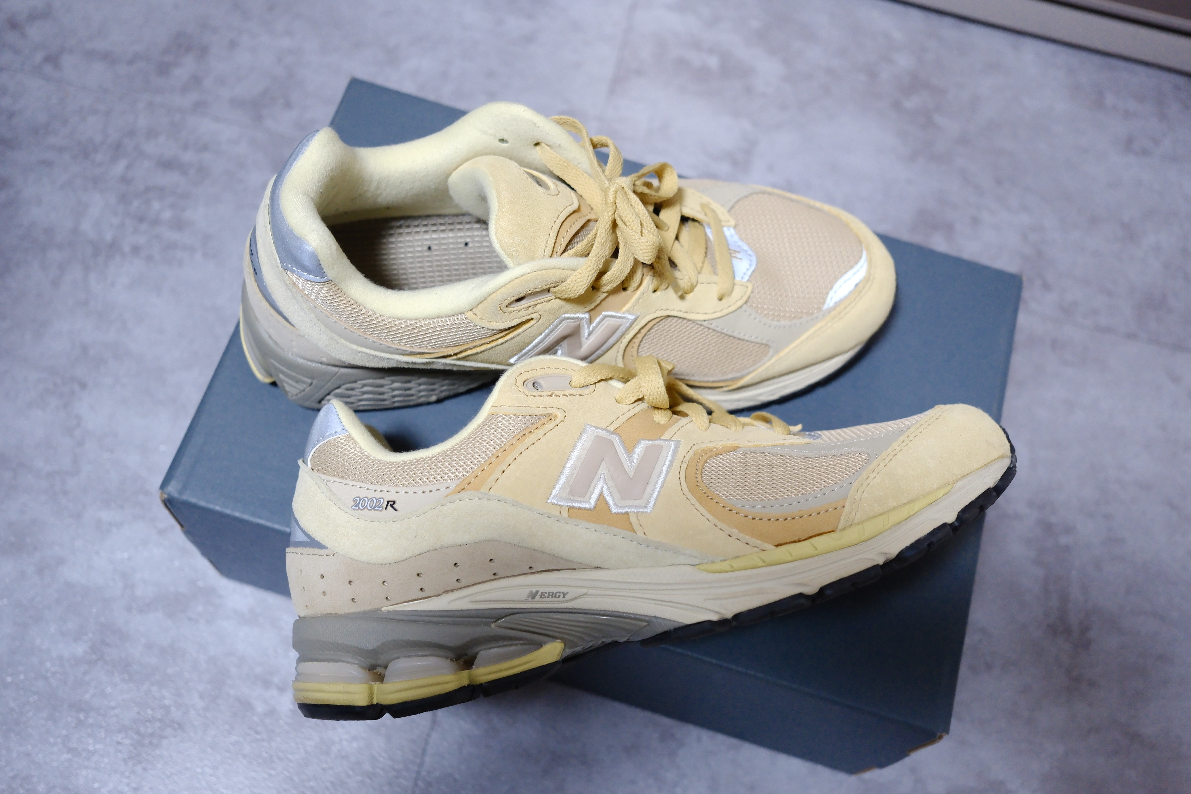 オーラリー × ニューバランス 2002R "イエロー/ベージュ"