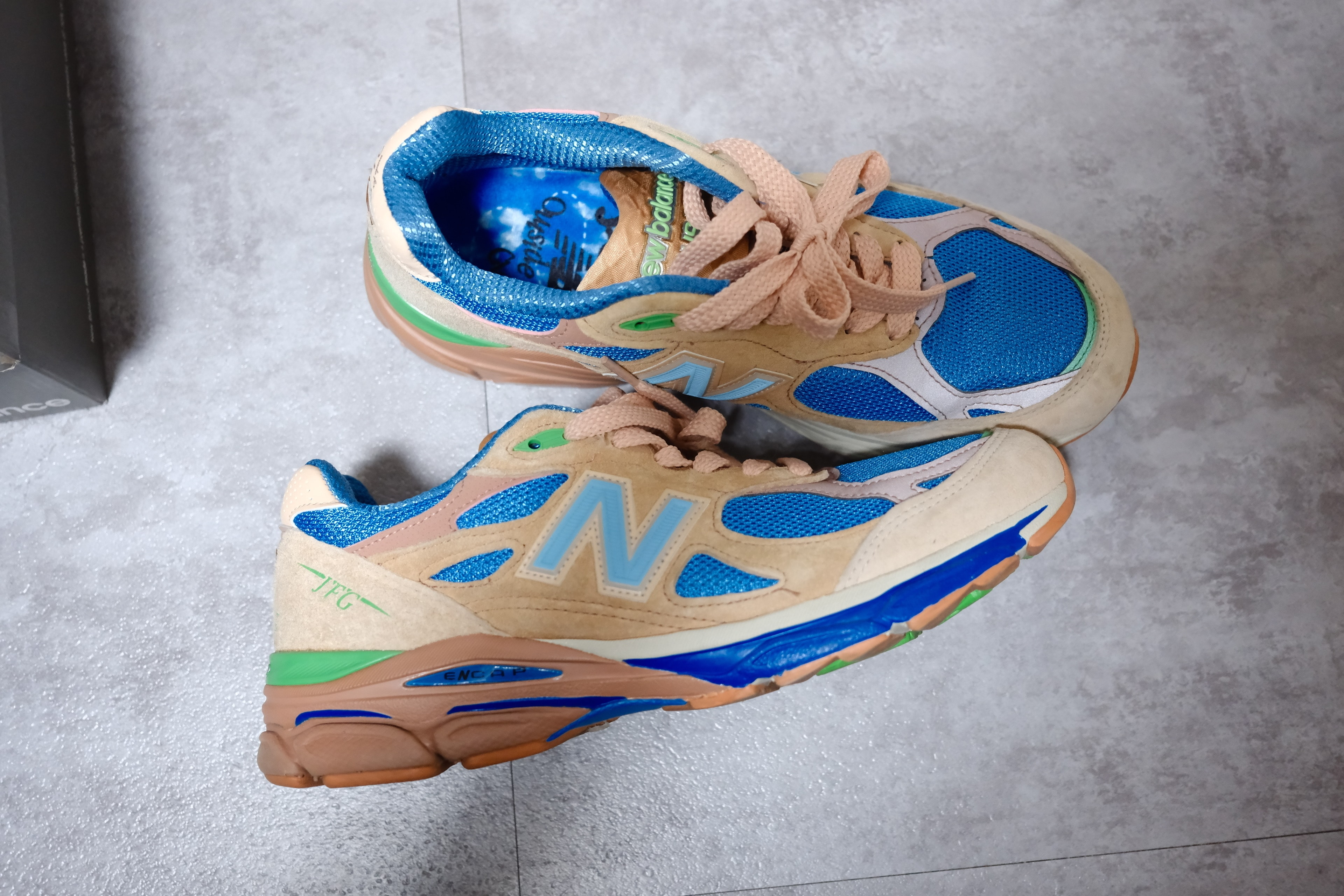 ジョー・フレッシュグッズ × ニューバランス 990V3 "アウトサイドクローズ"