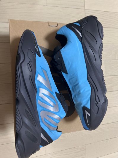 ADIDAS YEEZY 700 MNVN "Bright Cyan/Black"