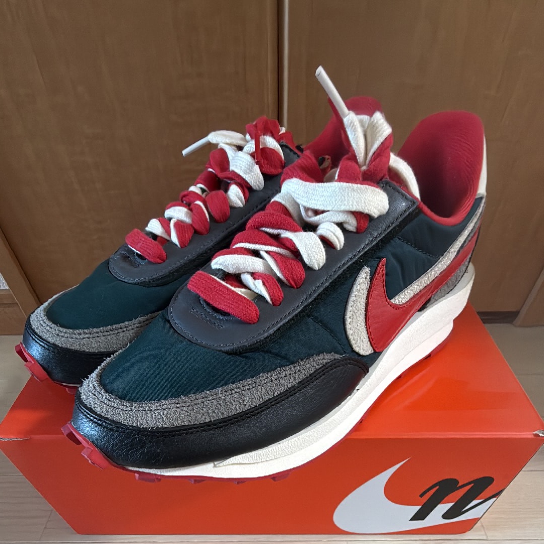 アンダーカバー × サカイ ナイキ LDワッフル "ミッドナイト スプルース/ペール アイボリー-ダーク グレー-ユニバーシティ レッド"