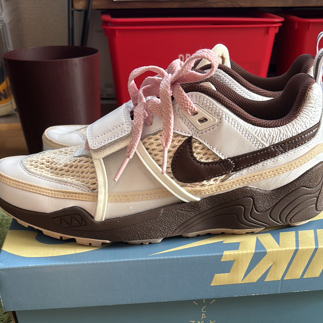 Travis Scott × Nike Zoom Field Jaxx "White and Light Chocolate"