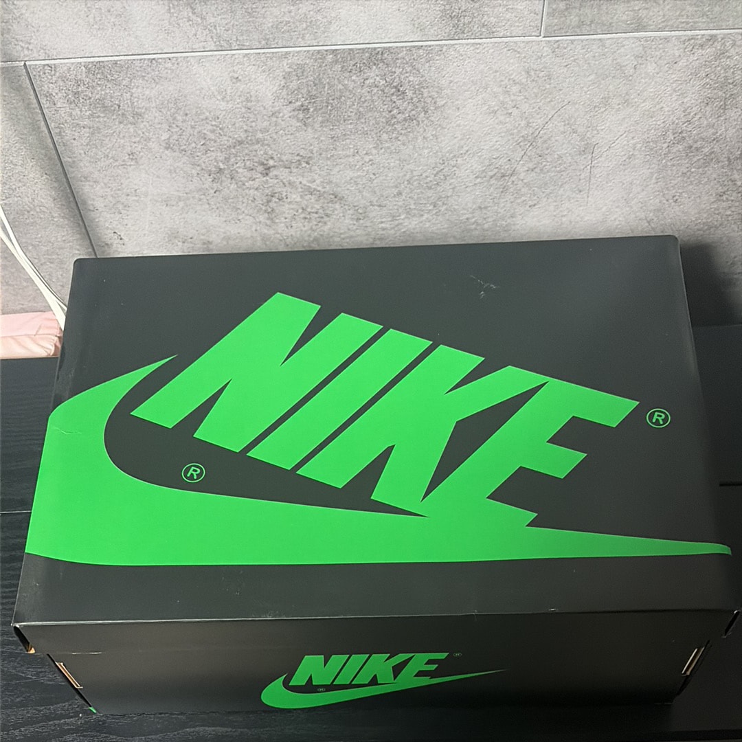 Nike Air Jordan 1 Retro High OG "Celtics/Black and Lucky Green" (2023)