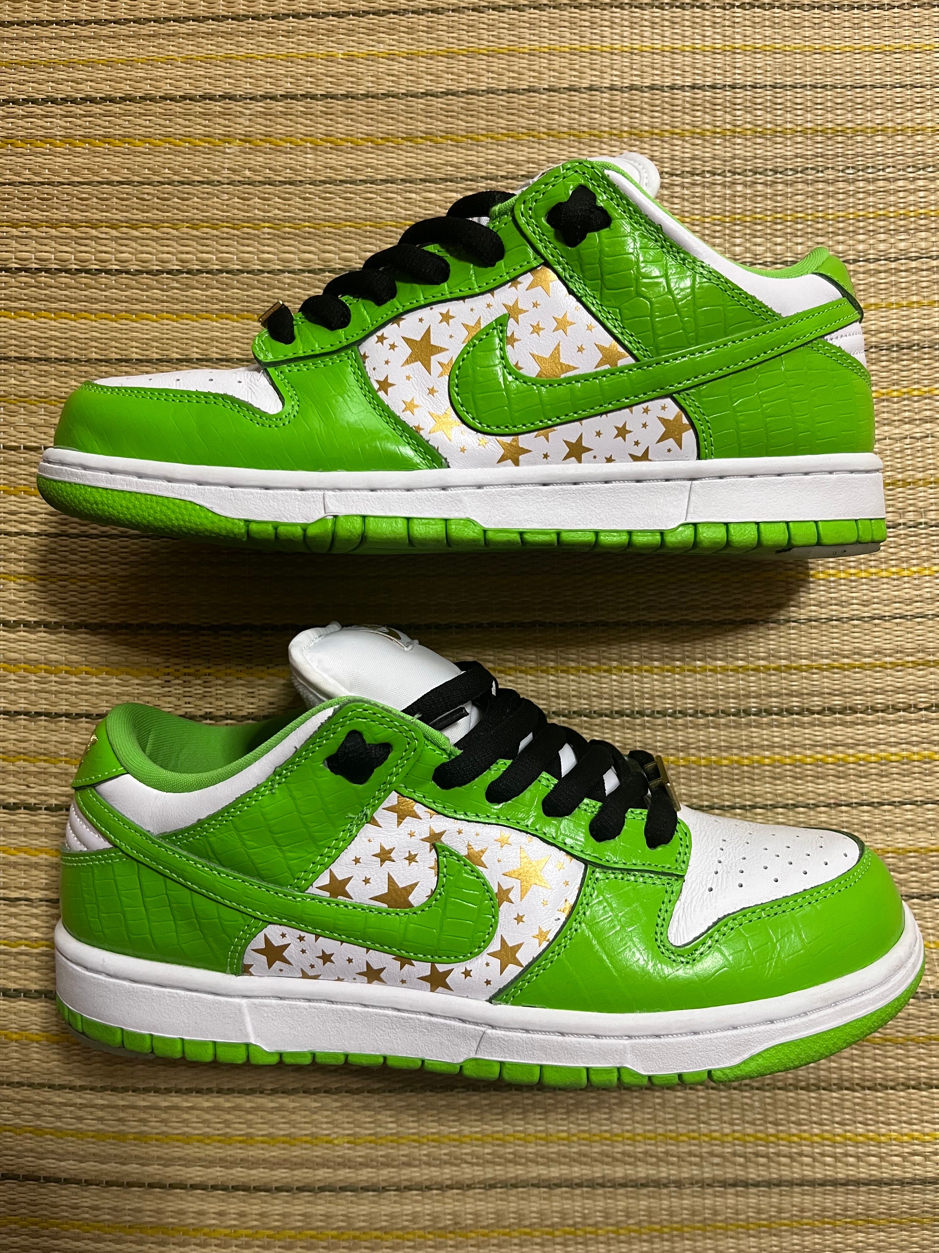 Supreme × Nike SB Dunk Low OG QS Gold Stars "White/Mean Green"