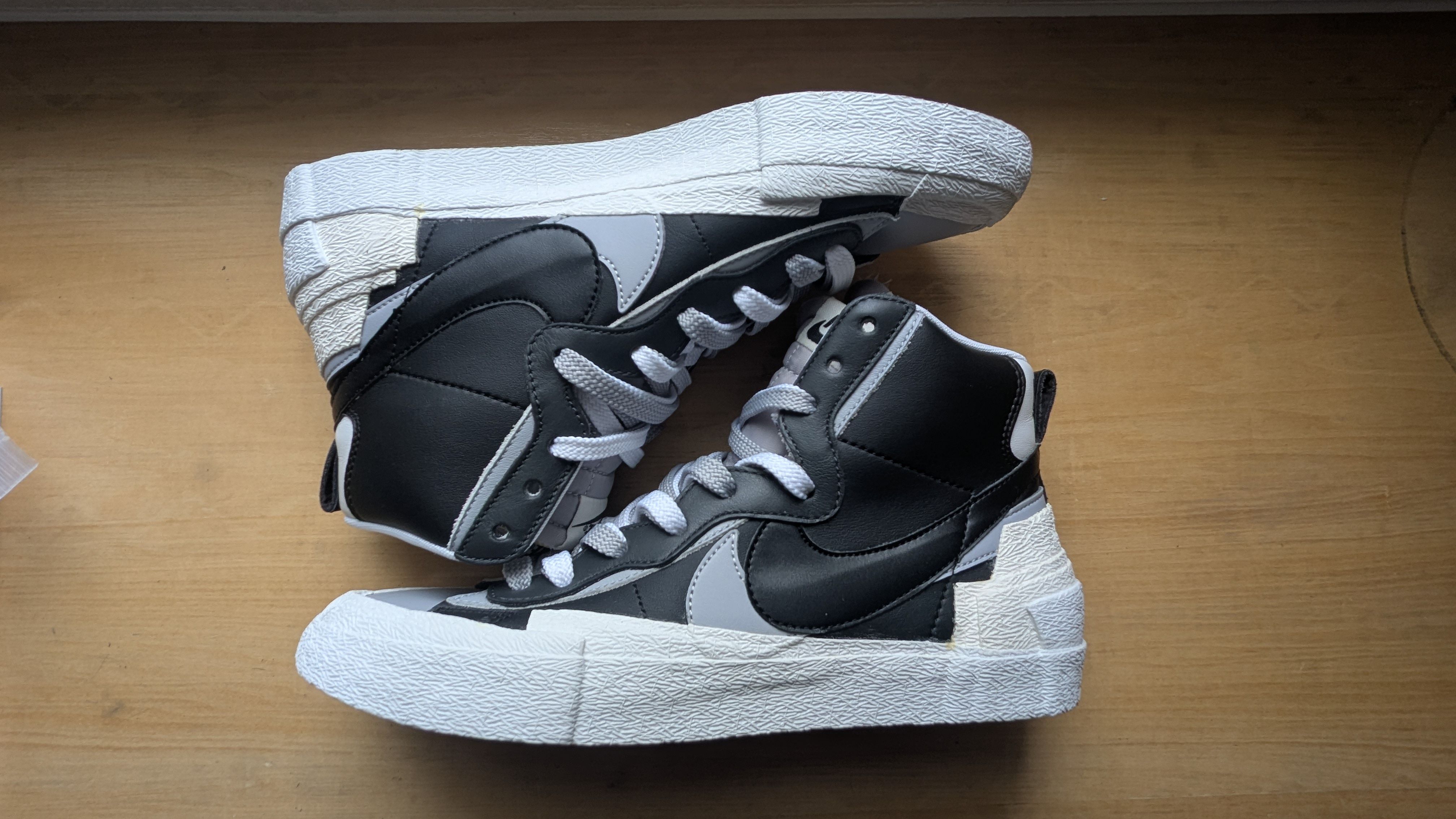 sacai × NIKE BLAZER MID "BLACK/WOLF GREY/WHITE"
