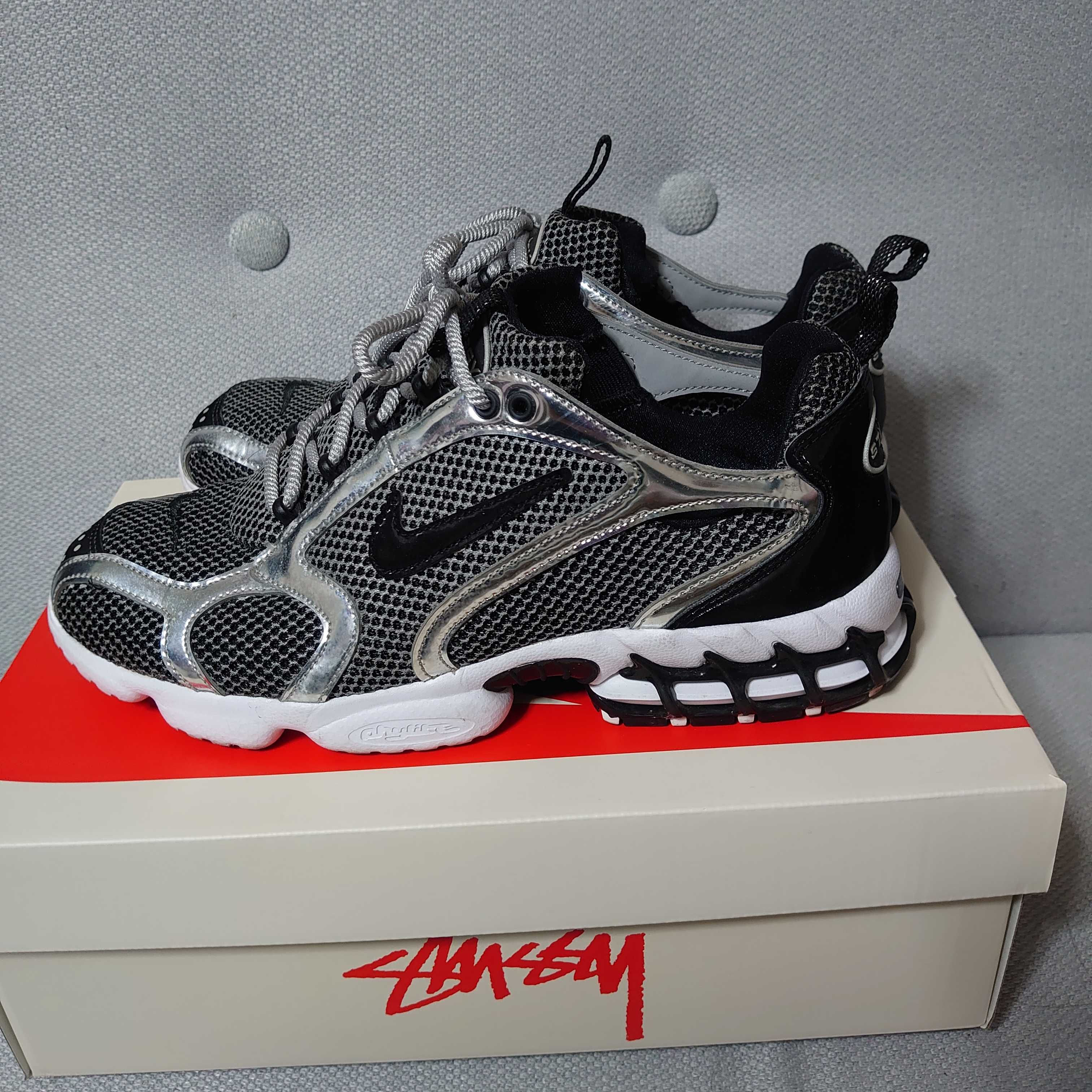STUSSY × NIKE AIR ZOOM SPIRIDON CAGED "PURE PLATINUM/BLACK-WHITE"