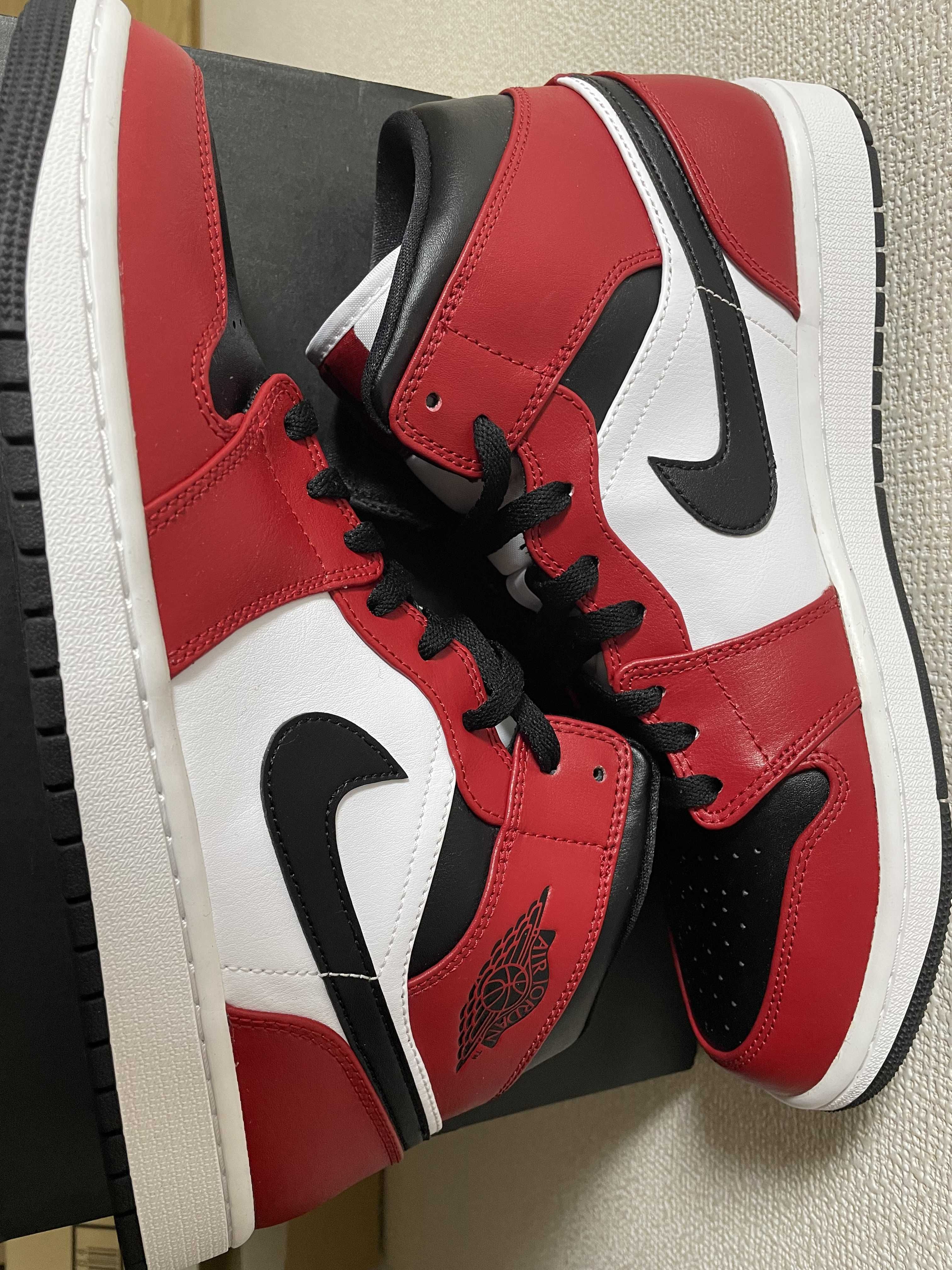 Nike Air Jordan 1 Mid "Chicago Black Toe"