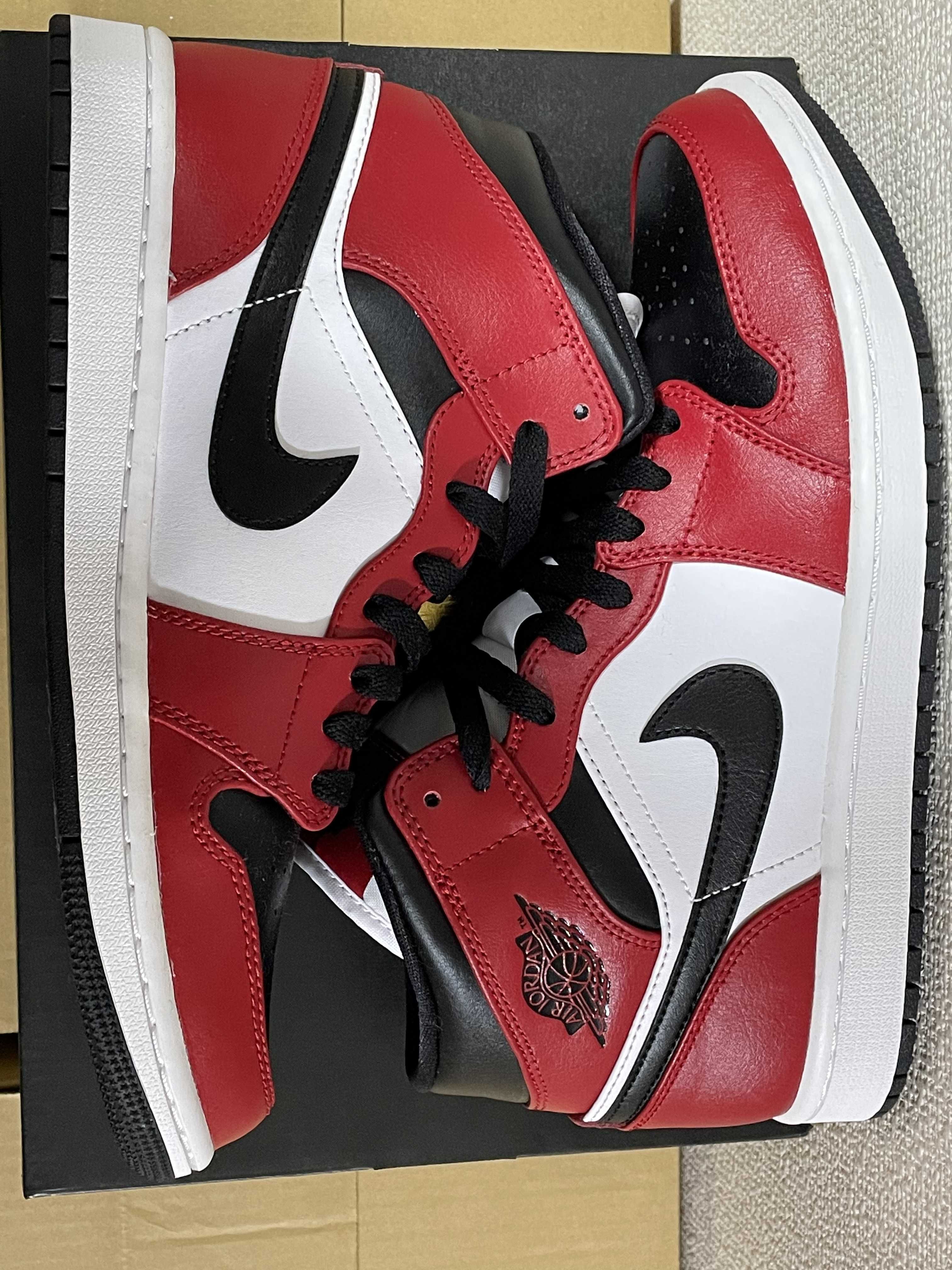 Nike Air Jordan 1 Mid "Chicago Black Toe"