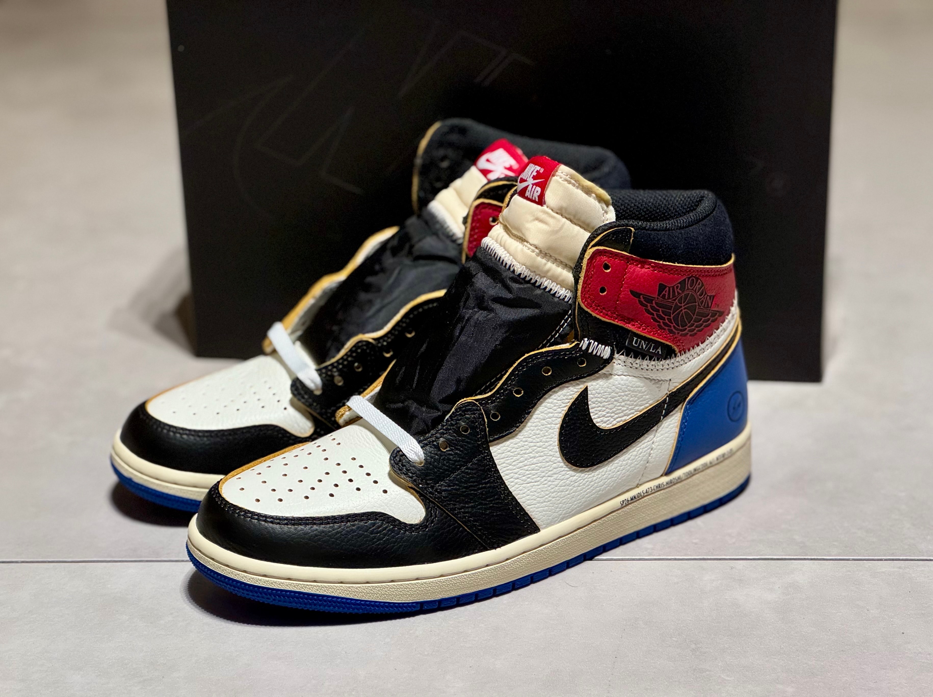 フラグメントデザイン × ユニオン × ナイキ エアジョーダン1 ハイ OG "ブラック/バーシティレッド"