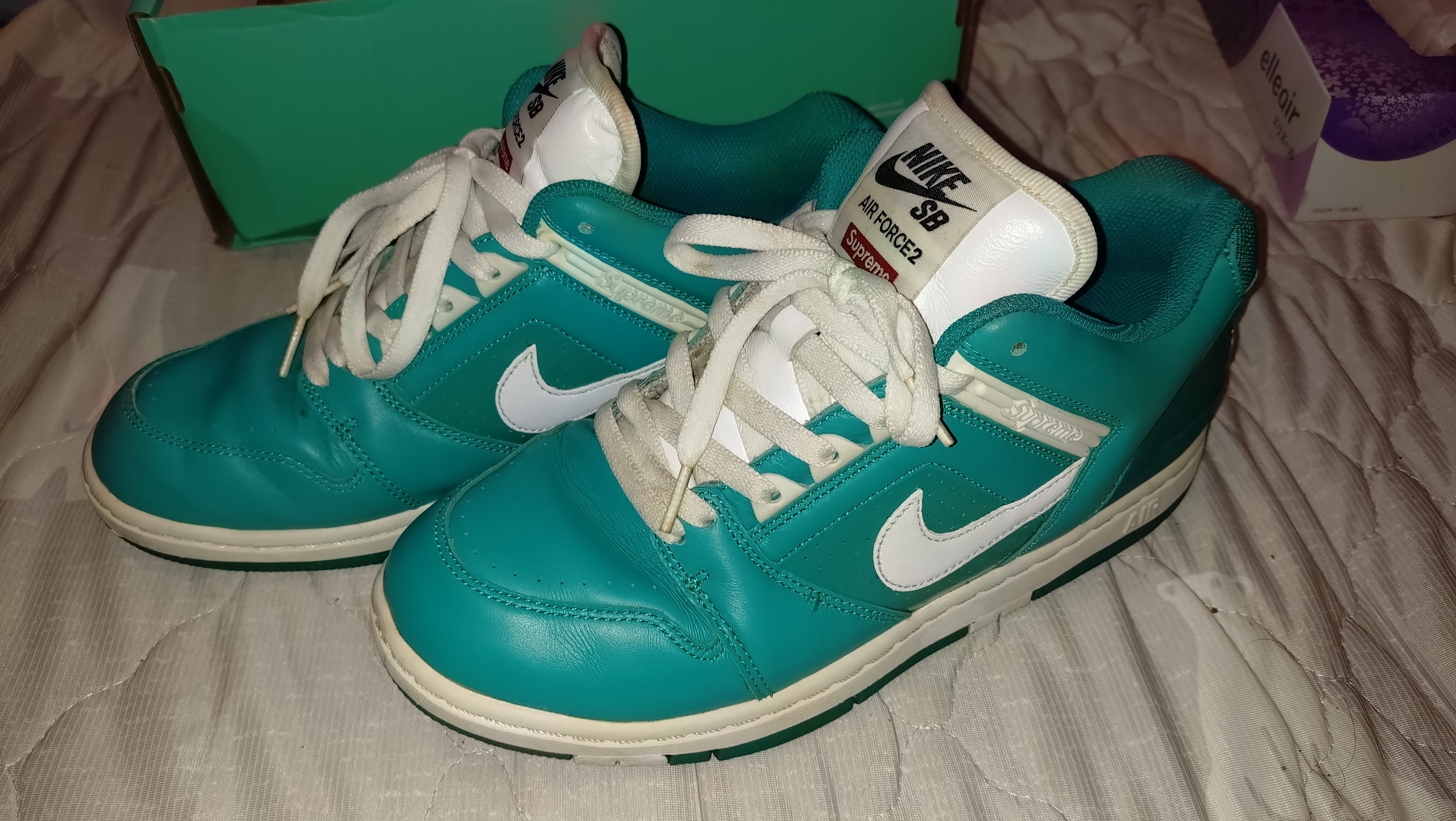 シュプリーム × ナイキ SB エアフォース2 ロー "ニューエメラルド"