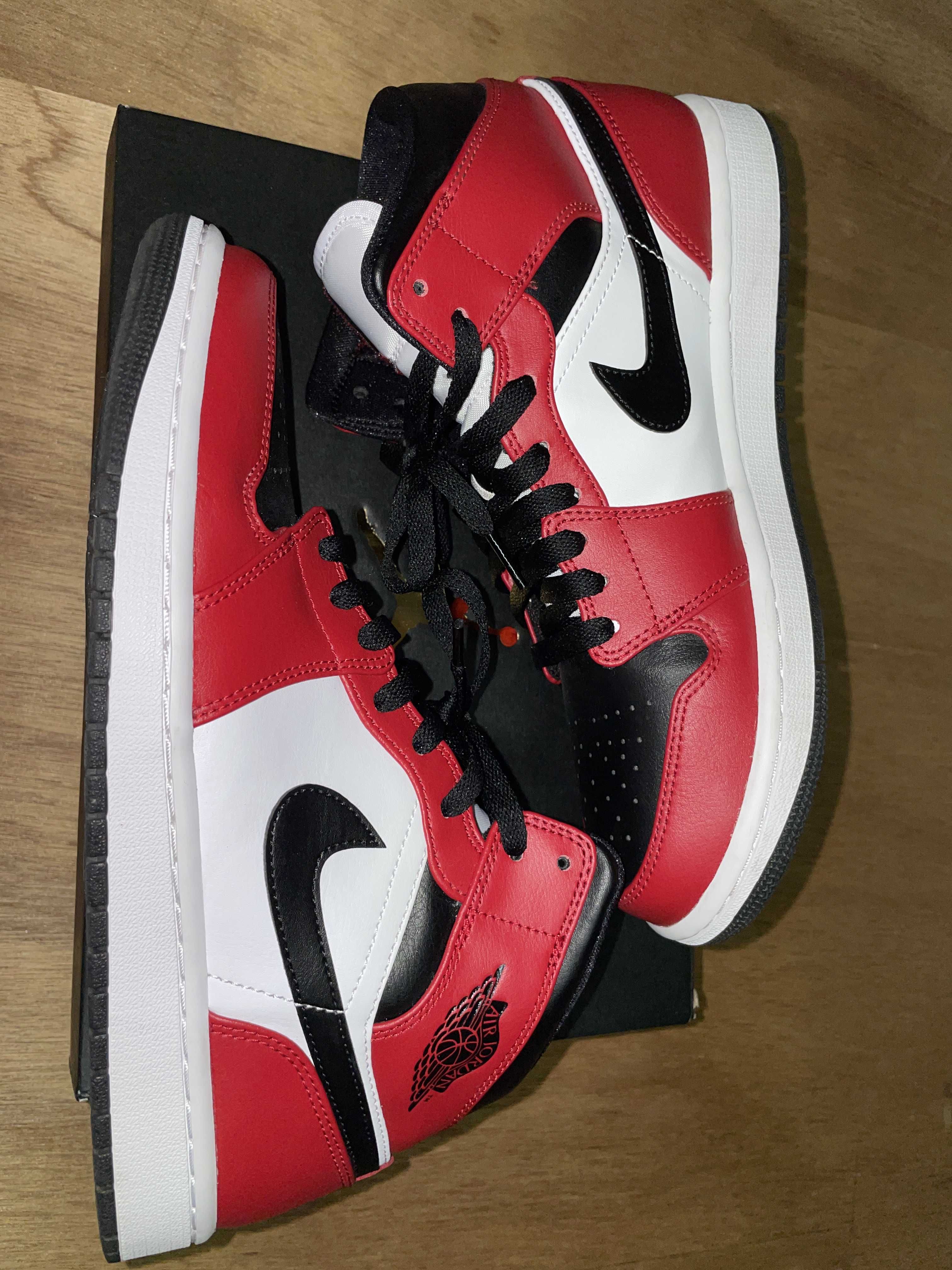 Nike Air Jordan 1 Mid "Chicago Black Toe"