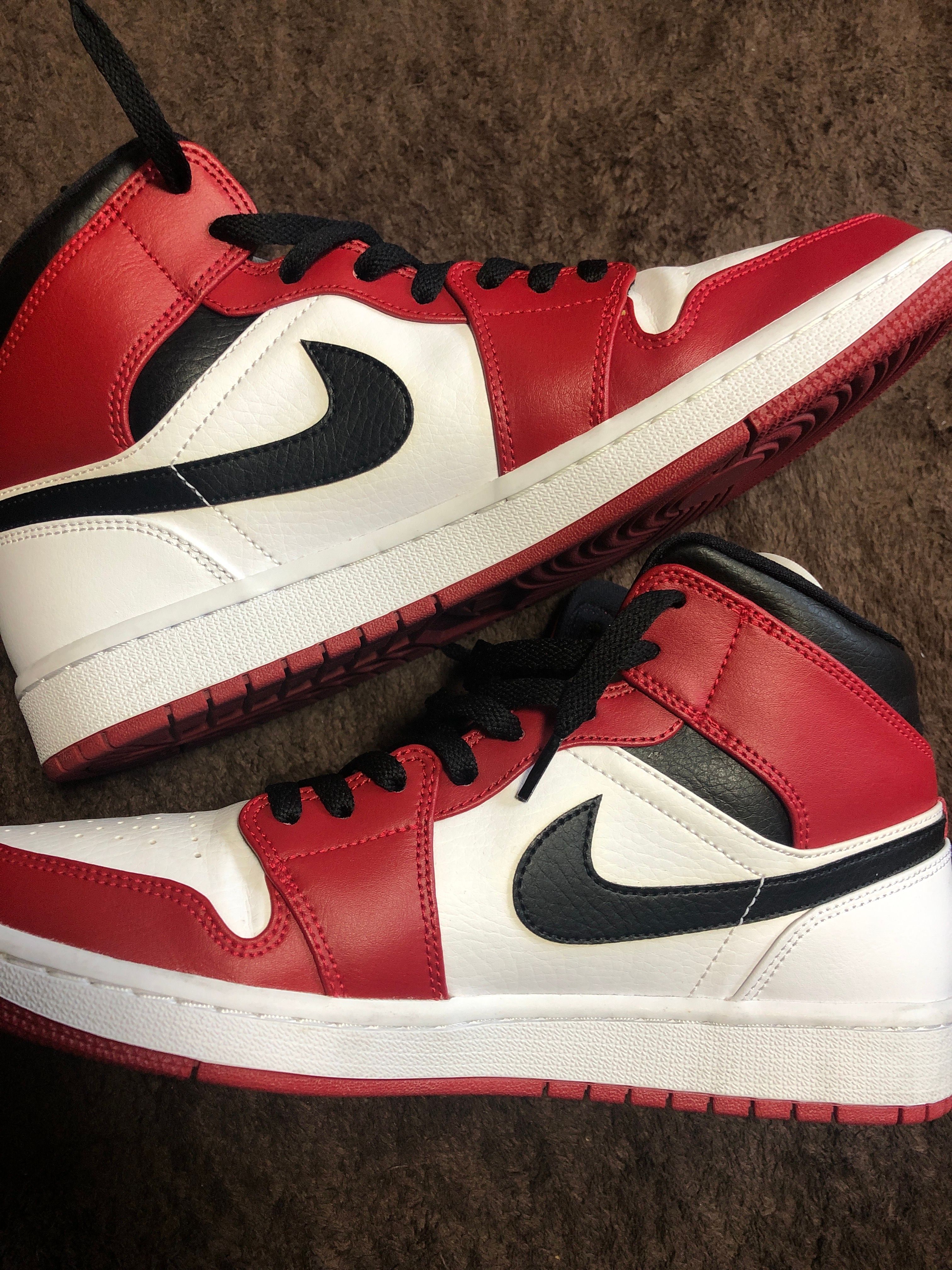 Nike Air Jordan 1 Mid "Chicago"