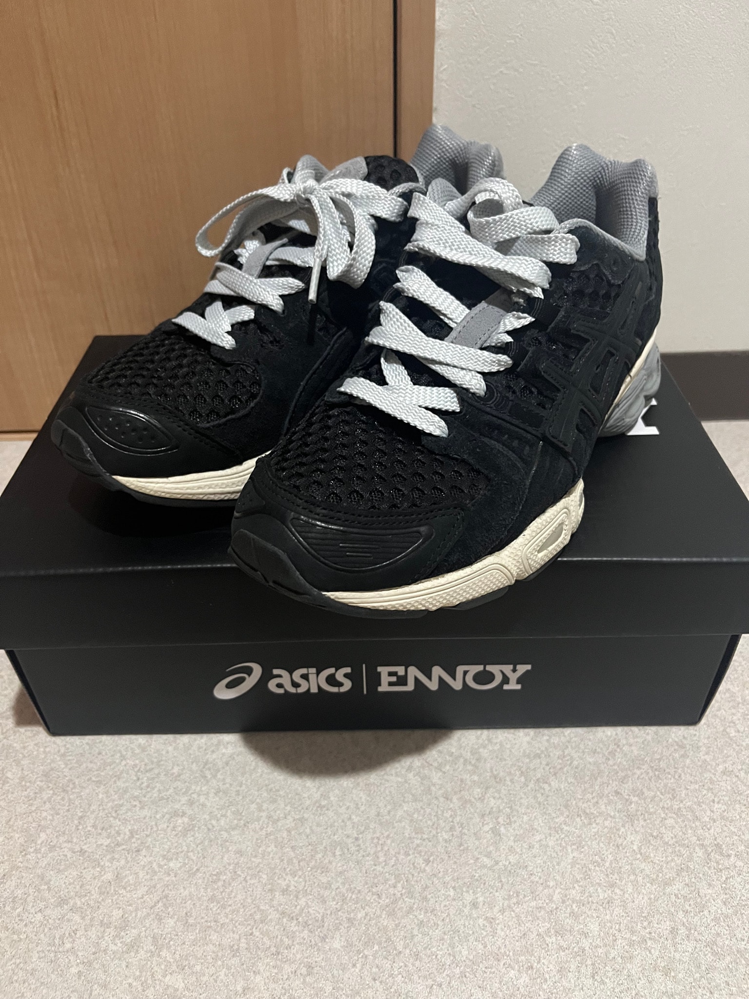 ENNOY × Asics Gel-Nimbus 9 "Black/Sheet Rock" (1201A986-002)