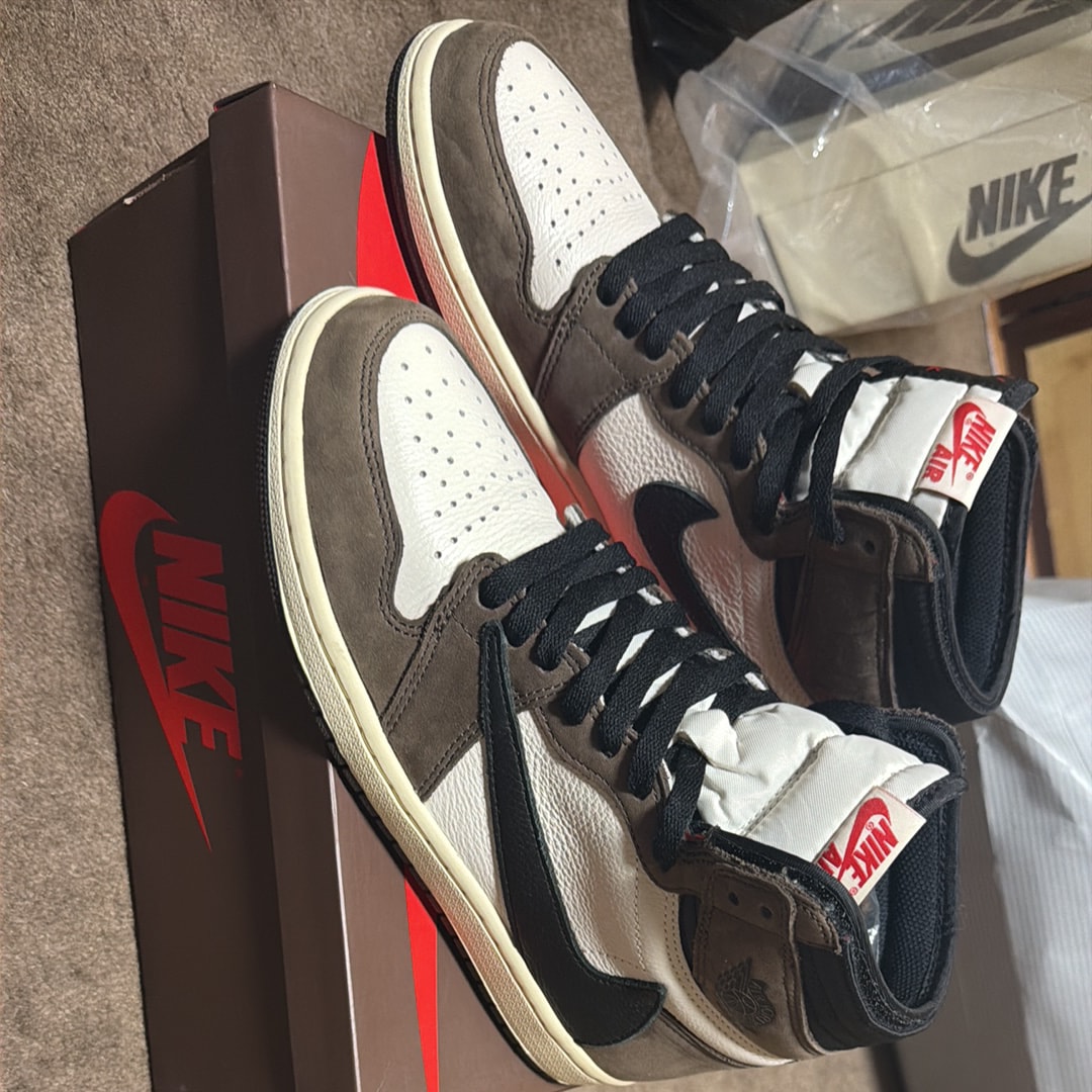 トラヴィススコット × ナイキ エアジョーダン1 レトロ ハイ OG TS SP "セイル/ダークモカ"