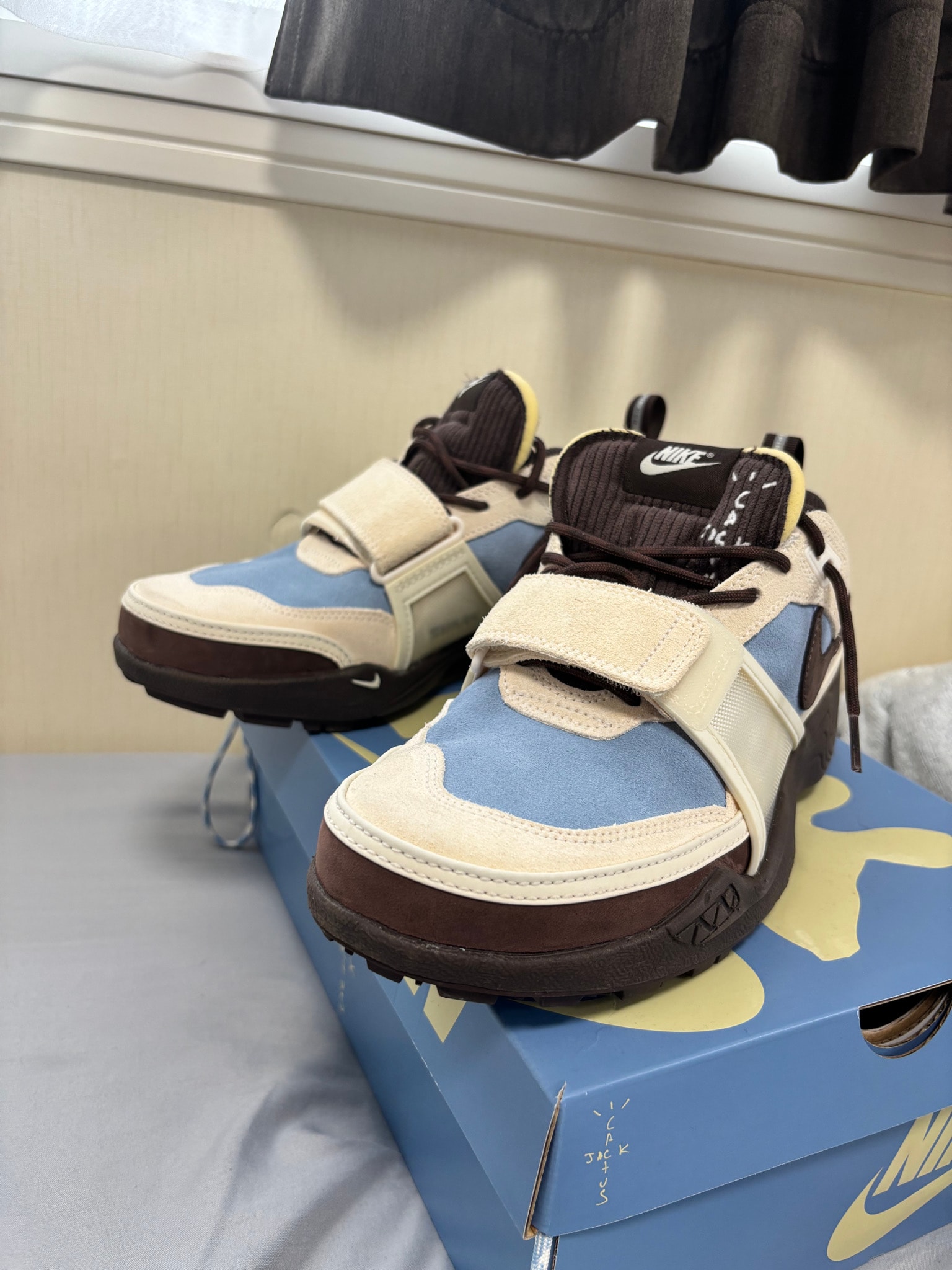 Travis Scott × Nike Zoom Field Jaxx "Pale Ivory and Leche Blue"