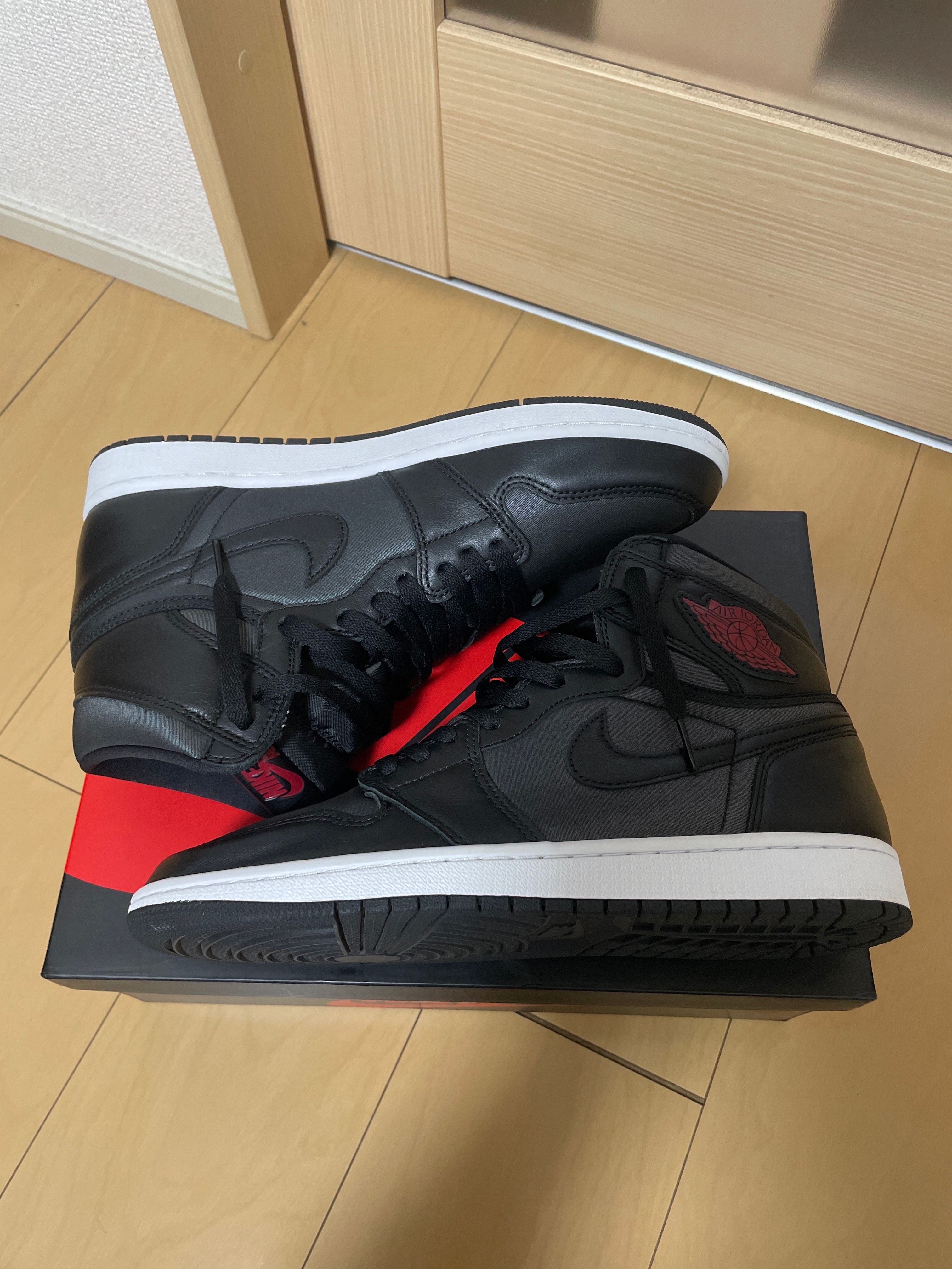 Nike Air Jordan 1 Retro High OG "Black/Metallic Silver/Gym Red"