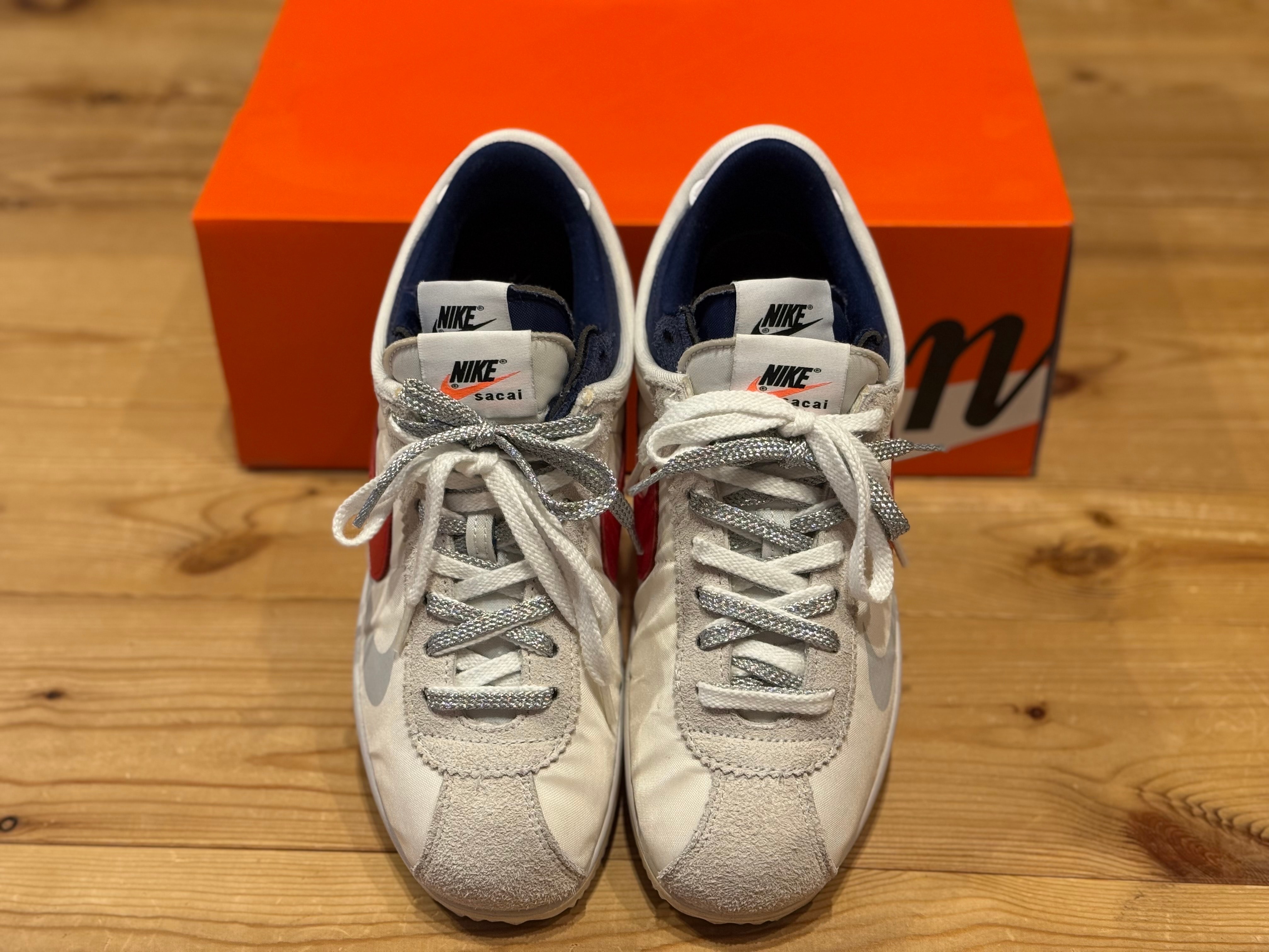 サカイ × ナイキ ズーム コルテッツ "ホワイト アンド ユニバーシティレッド"