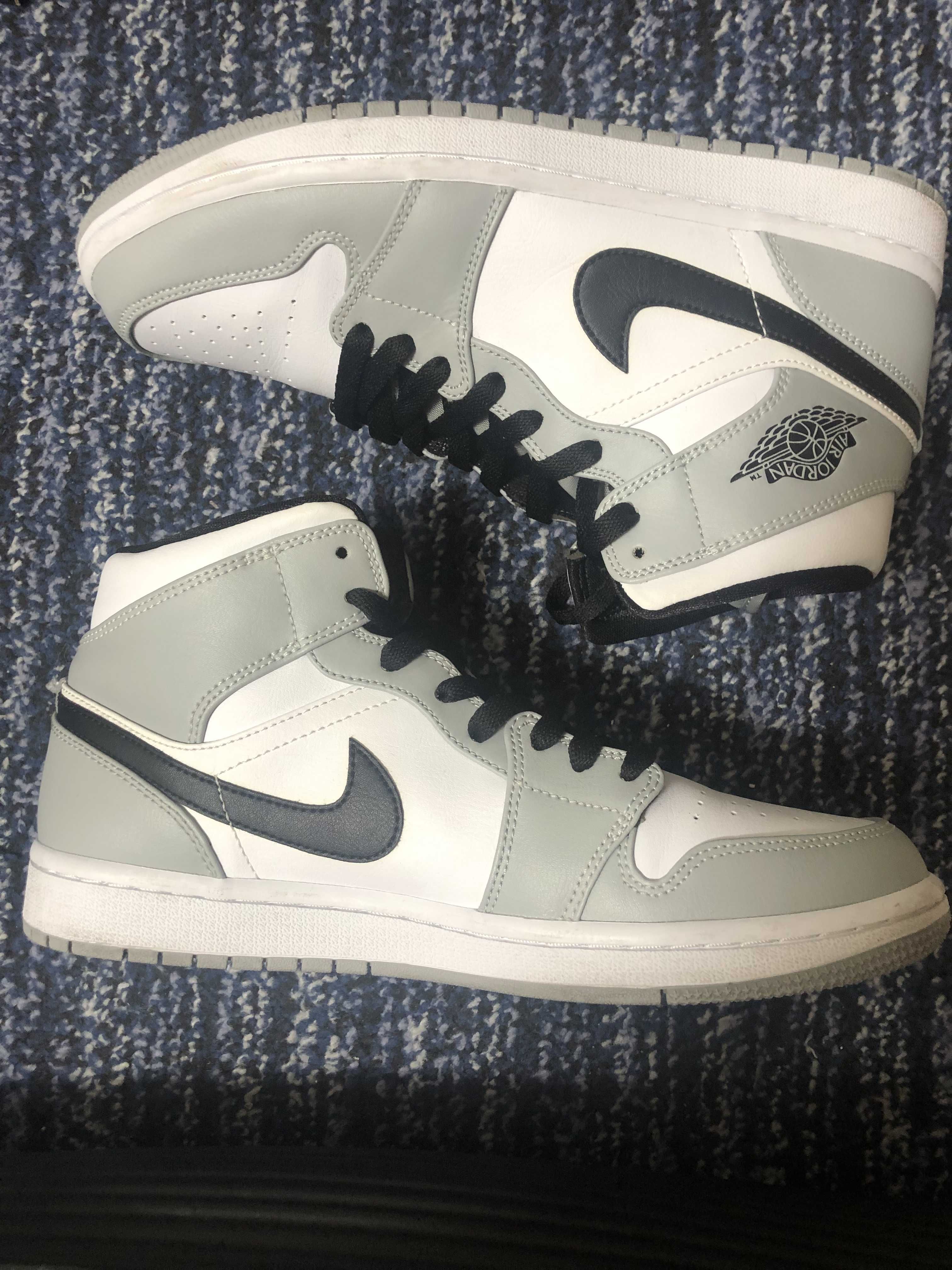 Nike Air Jordan 1 Mid "Light Smoke Grey/White/Black"