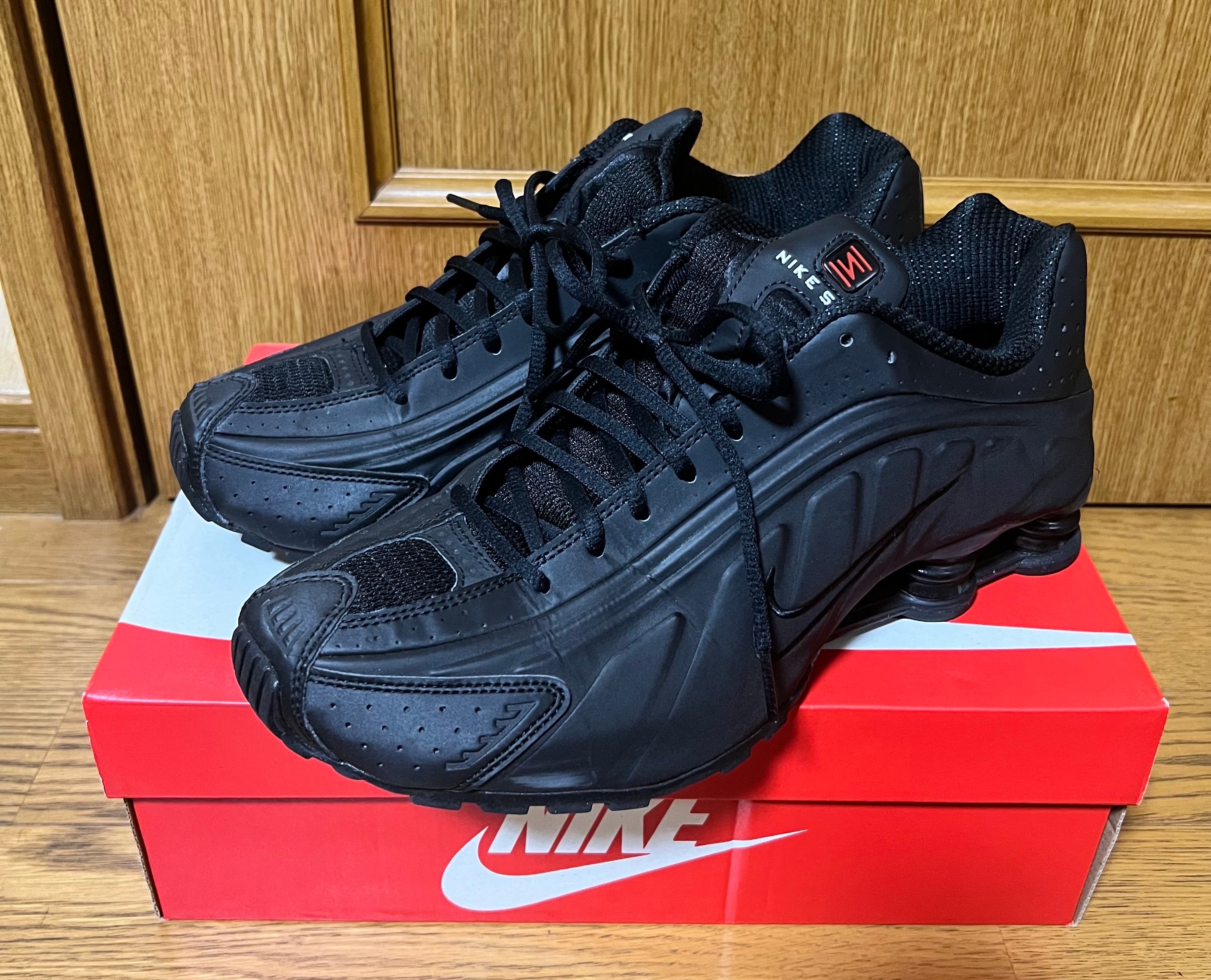 ナイキ ウィメンズ ショックス R4 "ブラック"