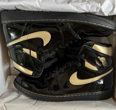 Nike Air Jordan 1 High OG "Black-Metalic Gold"