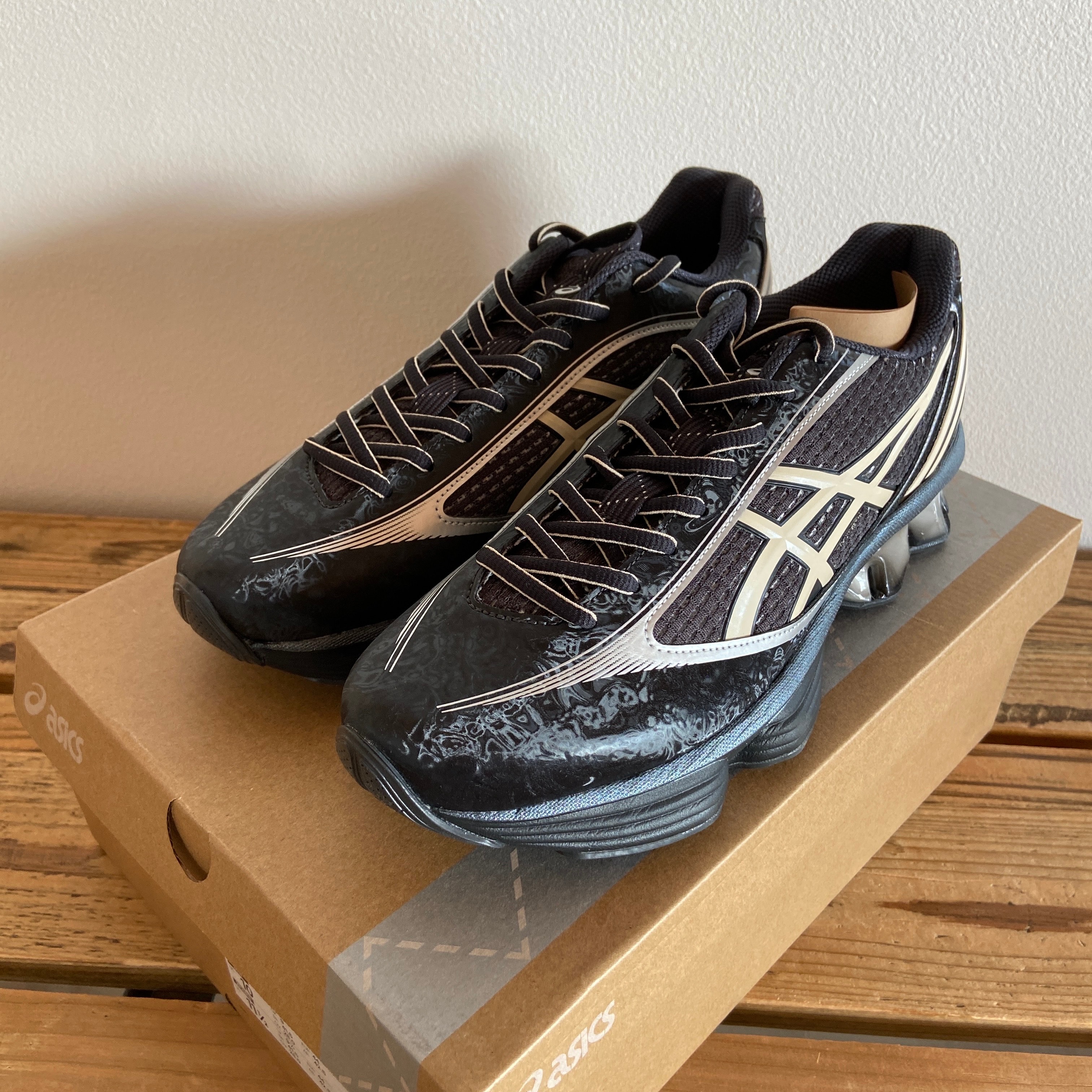 キココスタディノフ スタジオ アシックス US6-S ゲルキネティック フルーエント "ブラック/バニラ"