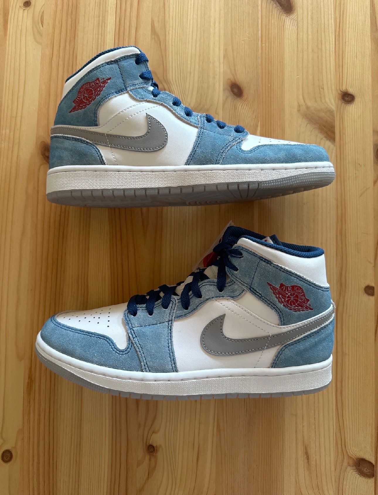 Nike Air Jordan 1 Mid SE "White/Hyper Royal/Red"