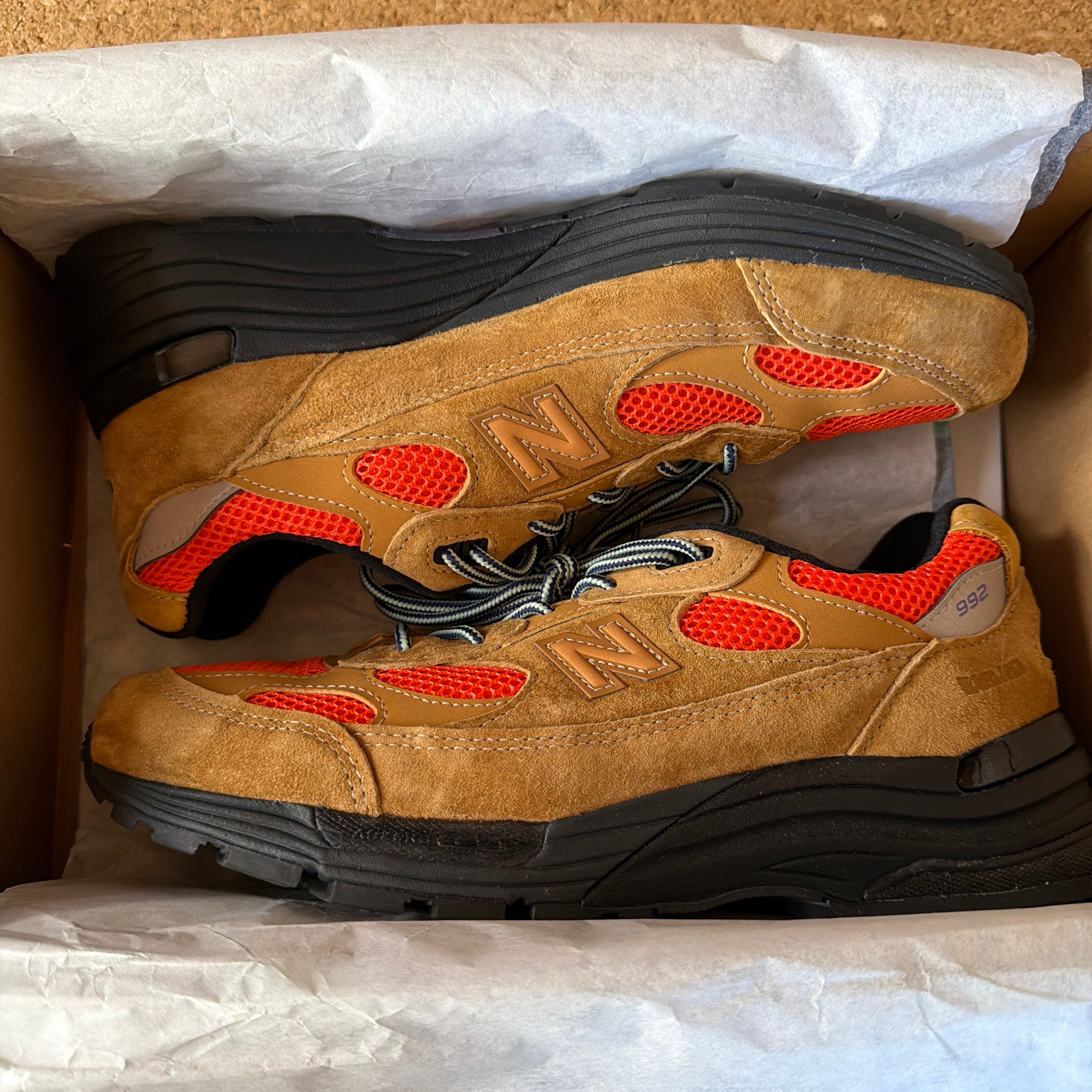アクション・ブロンソン × ニューバランス 992 "タイガーアイ"