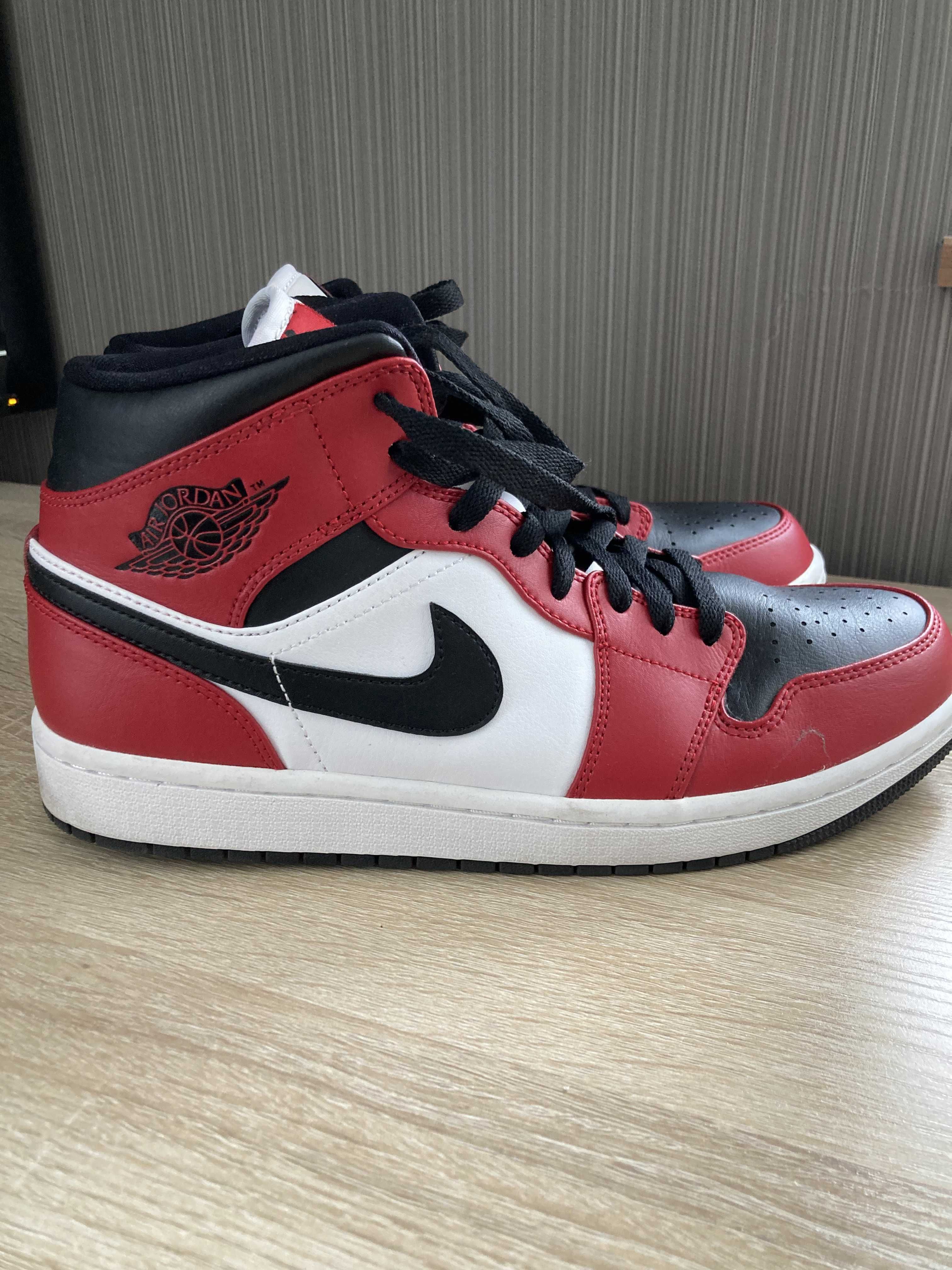 Nike Air Jordan 1 Mid "Chicago Black Toe"