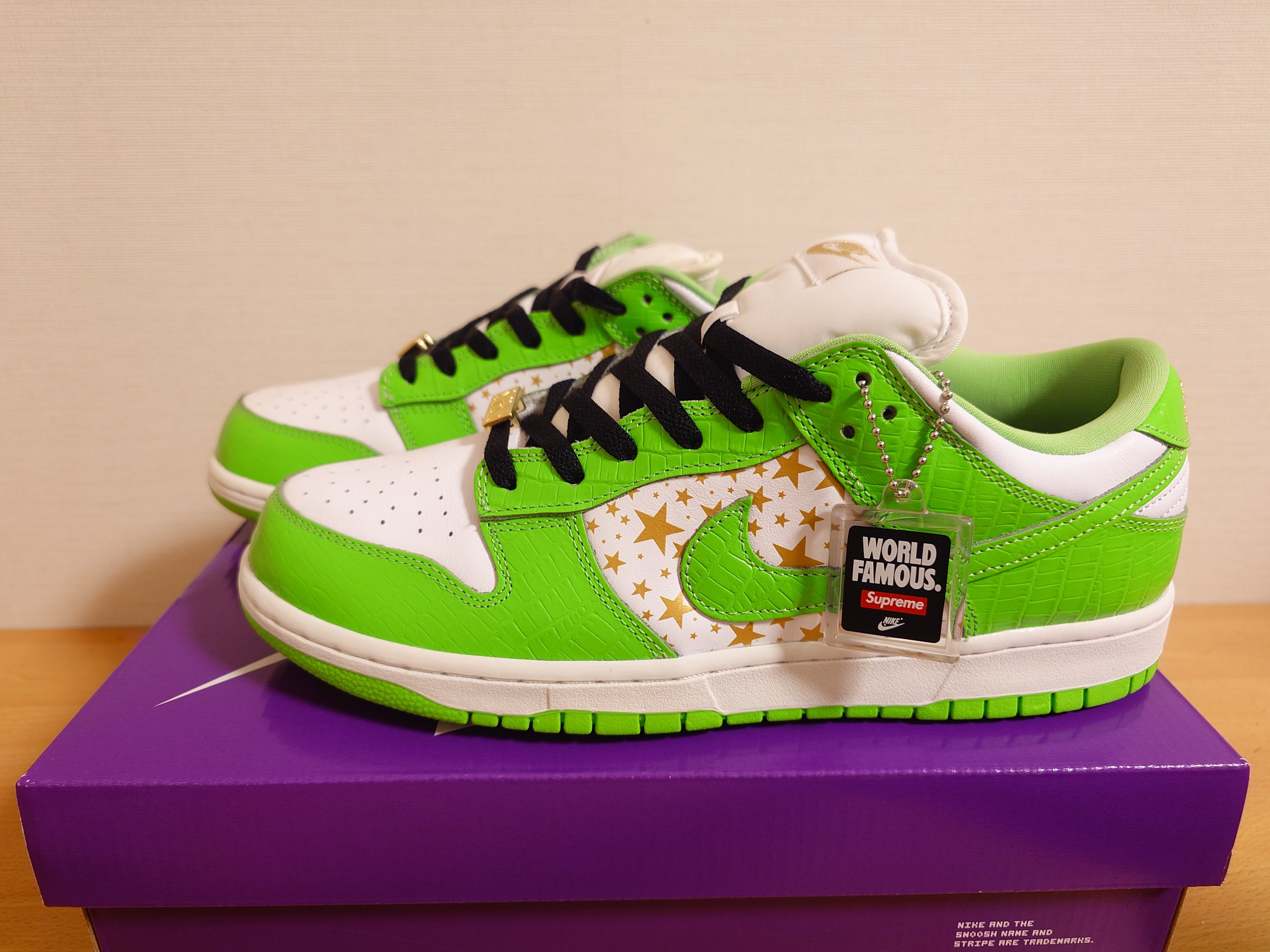 Supreme × Nike SB Dunk Low OG QS Gold Stars "White/Mean Green"