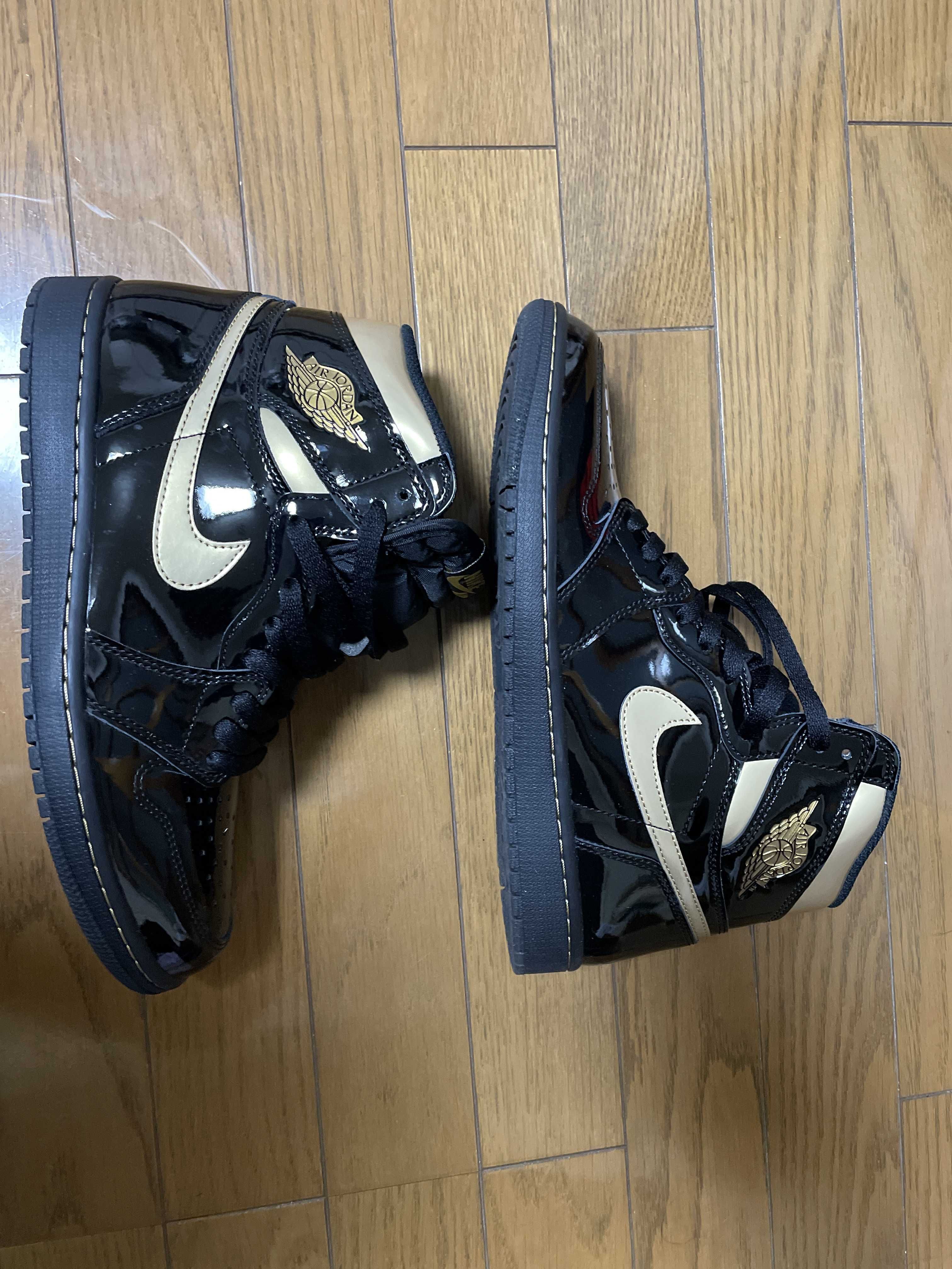 Nike Air Jordan 1 High OG "Black-Metalic Gold"