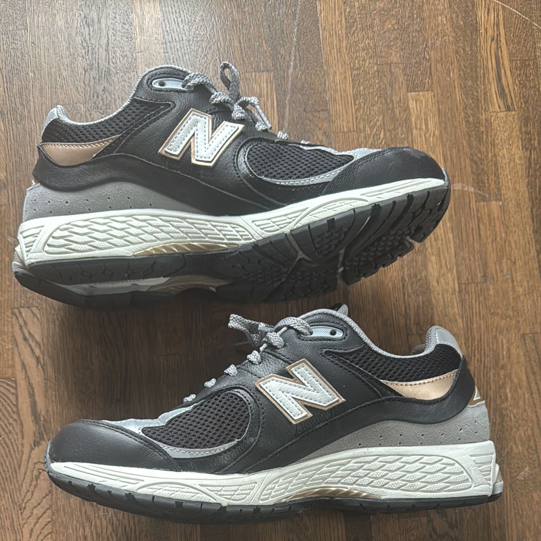 New Balance 2002R "Black/Metallic Gold"