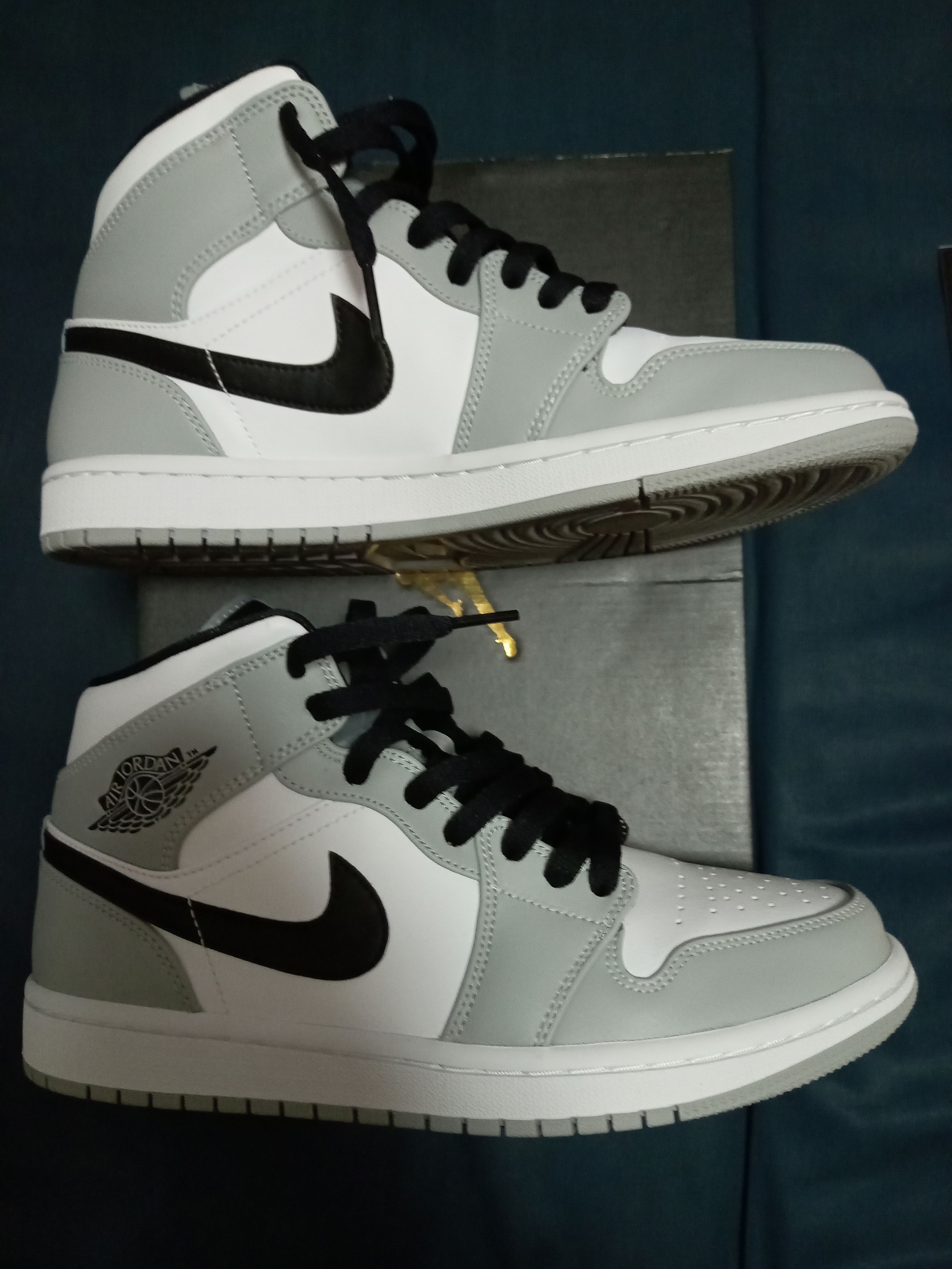 Nike Air Jordan 1 Mid "Light Smoke Grey/White/Black"