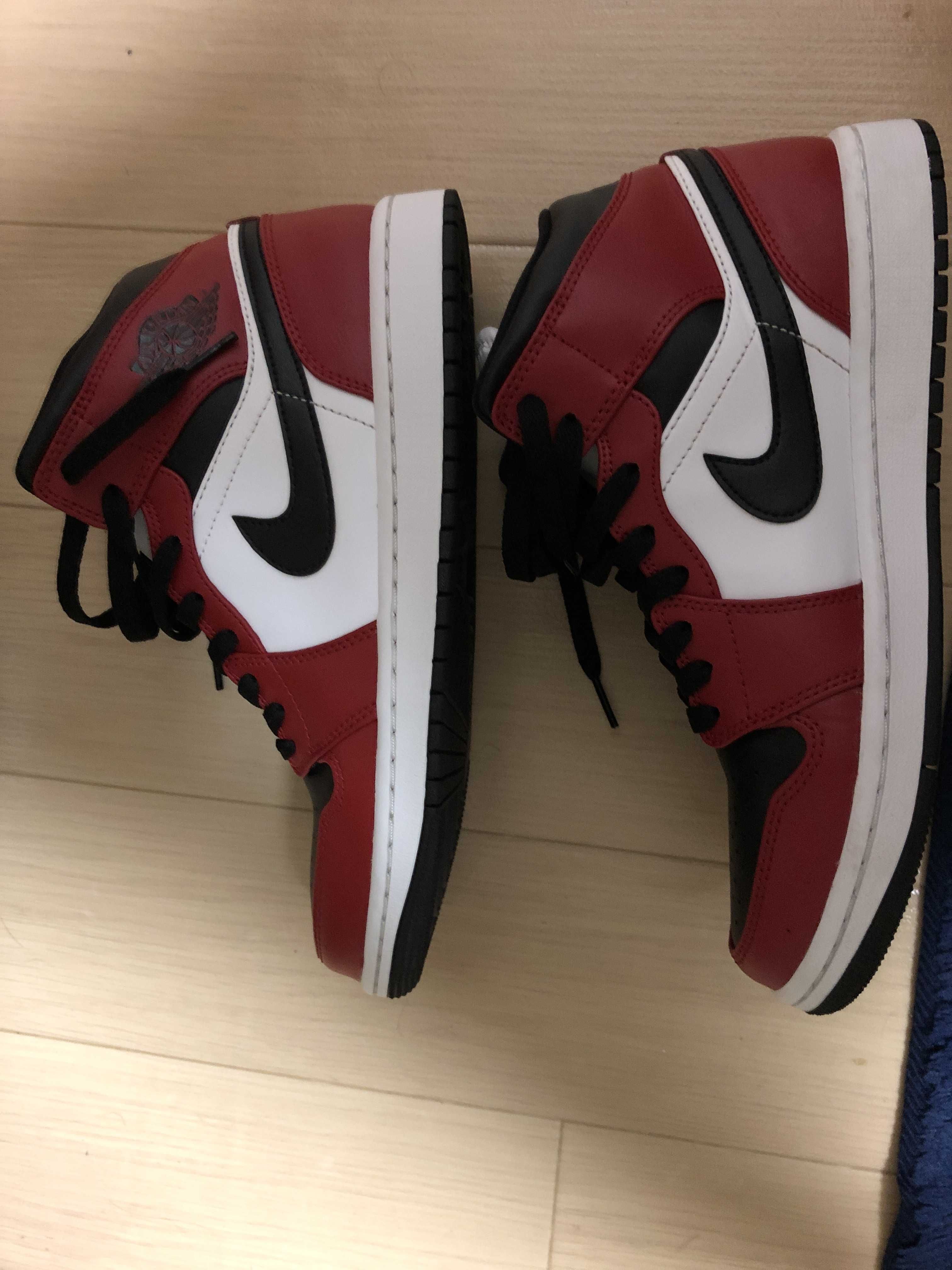 Nike Air Jordan 1 Mid "Chicago Black Toe"