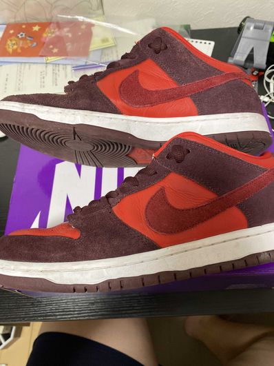 Nike SB Dunk Low "Cherry"