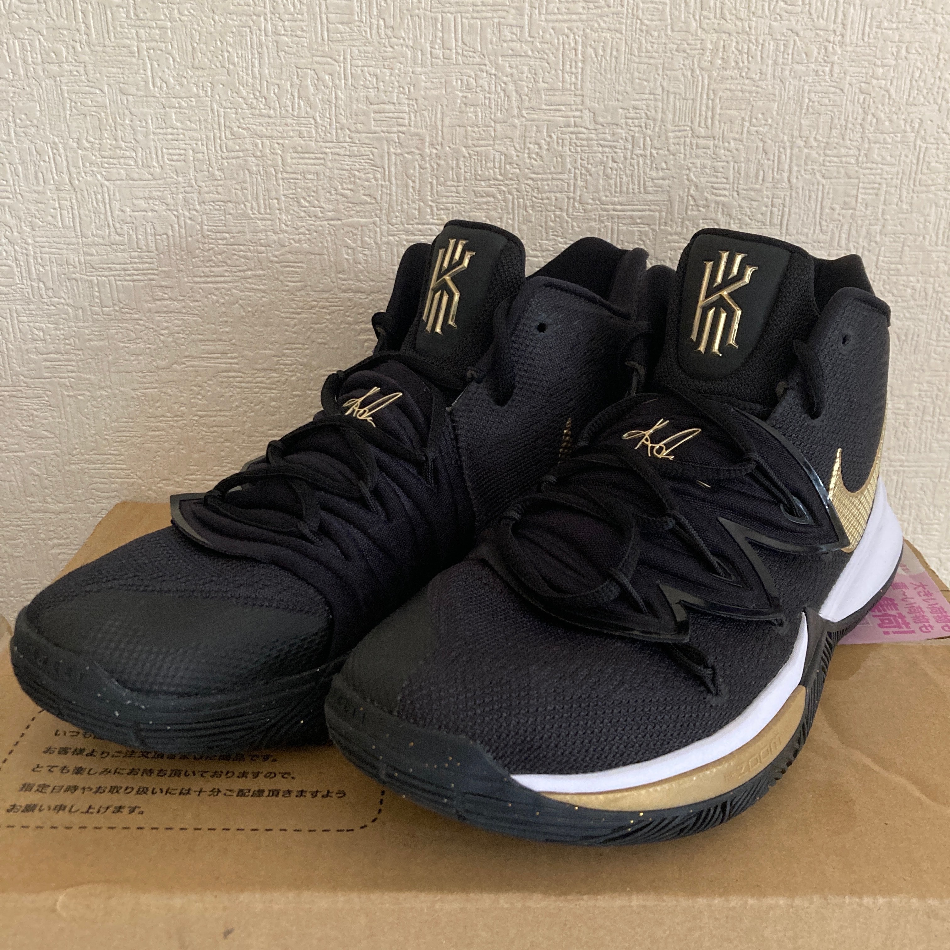 ナイキ カイリー5 "ブラック/メタリック ゴールド-ホワイト"