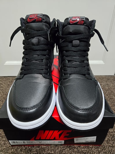 Nike Air Jordan 1 Retro High OG "Black/Metallic Silver/Gym Red"