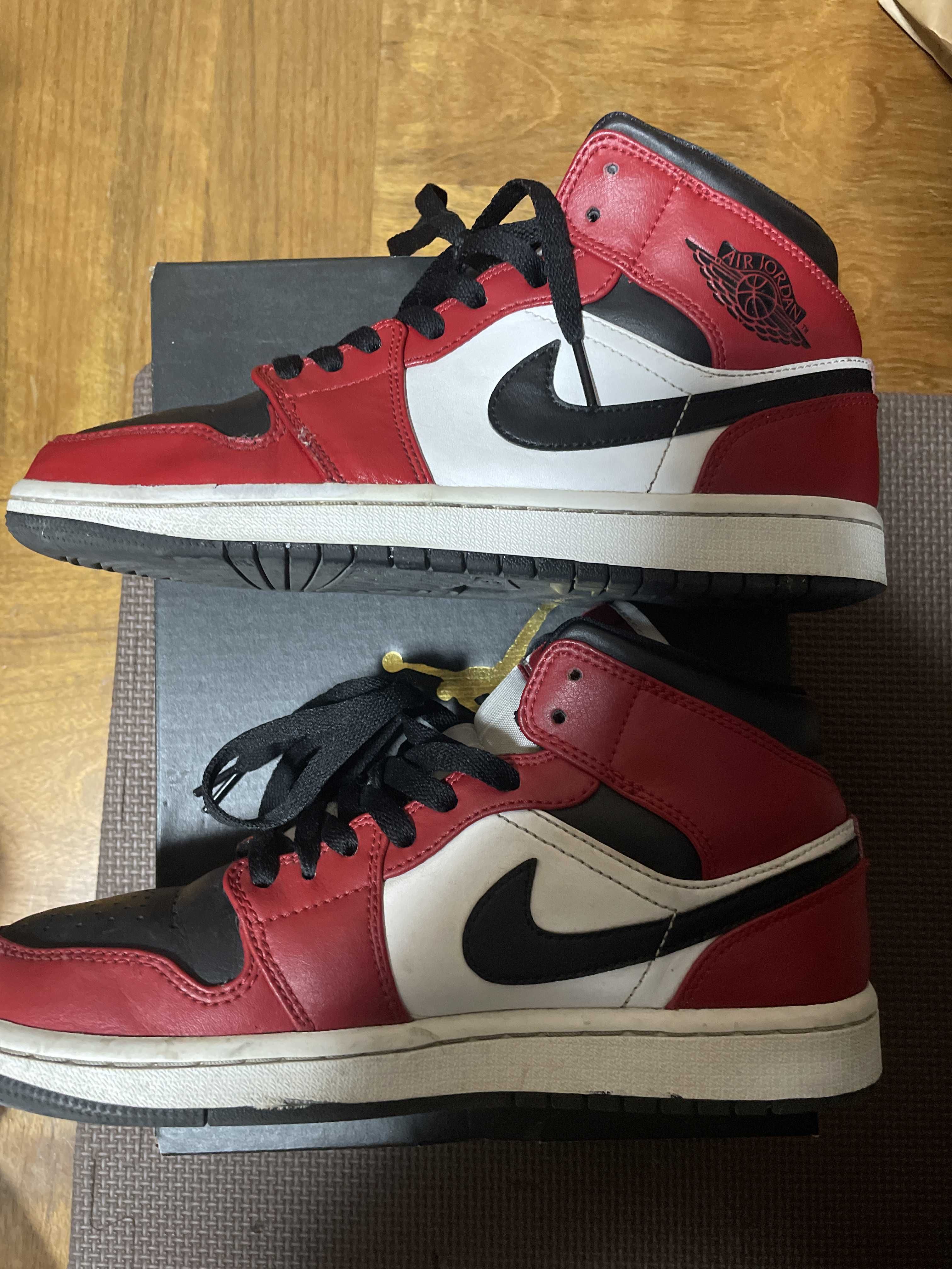 Nike Air Jordan 1 Mid "Chicago Black Toe"