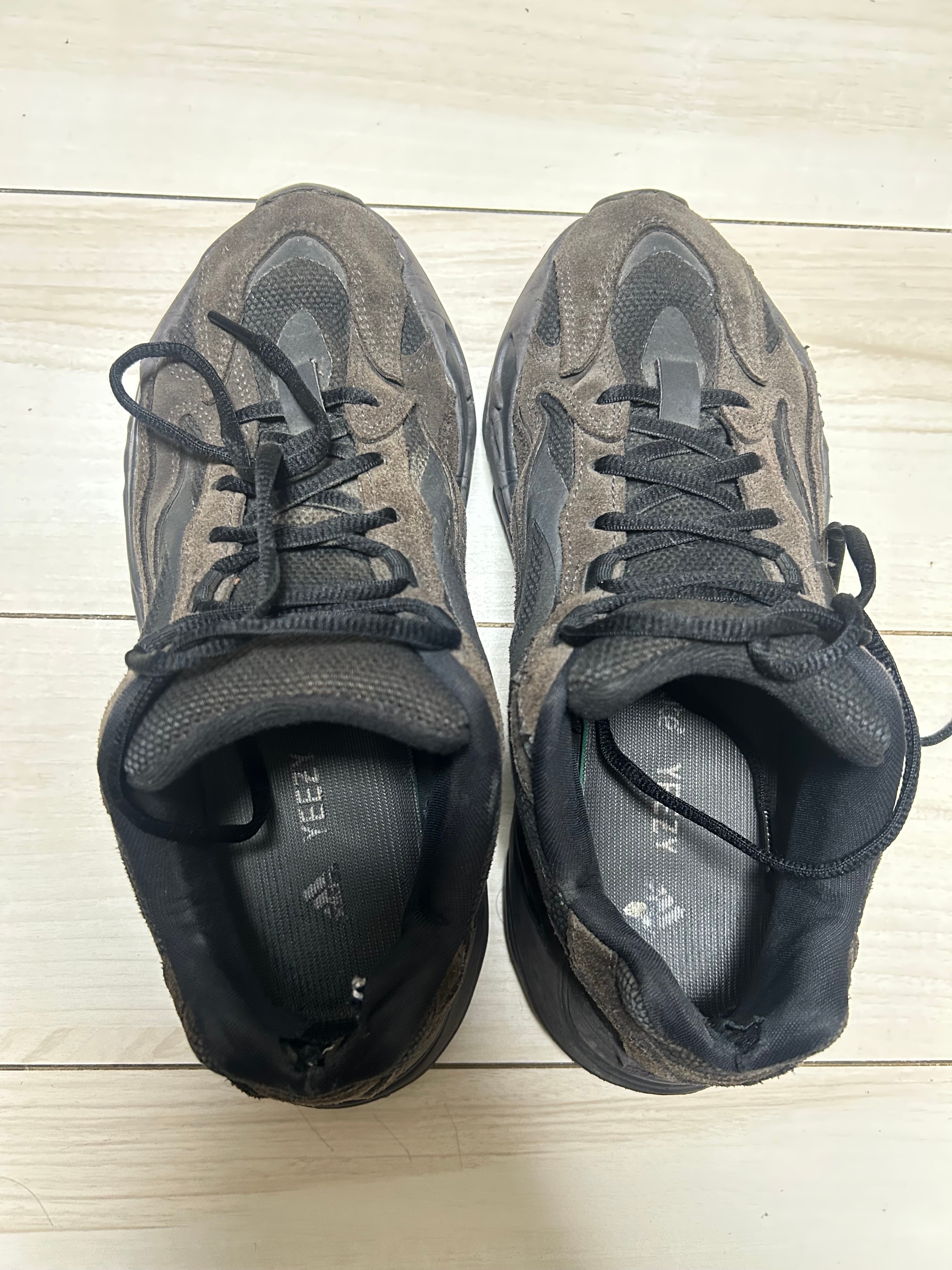 adidas YEEZY BOOST 700 V2 "Vanta"