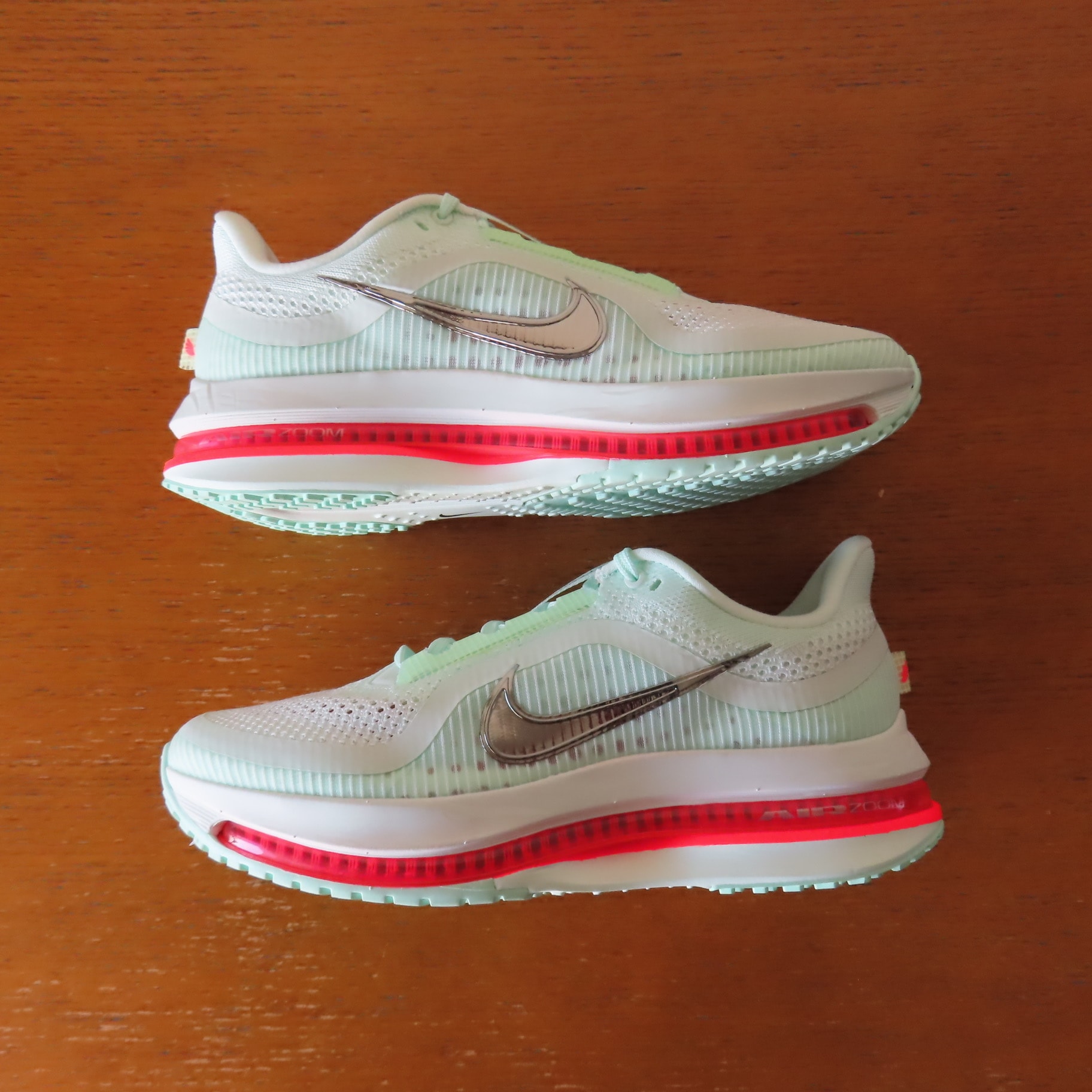 ナイキ ペガサス プレミアム "ベアリーグリーン/ミントフォーム/メタリックシルバー/ブライトクリムゾン"