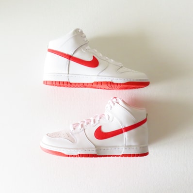 Nike Dunk High "Picante Red"