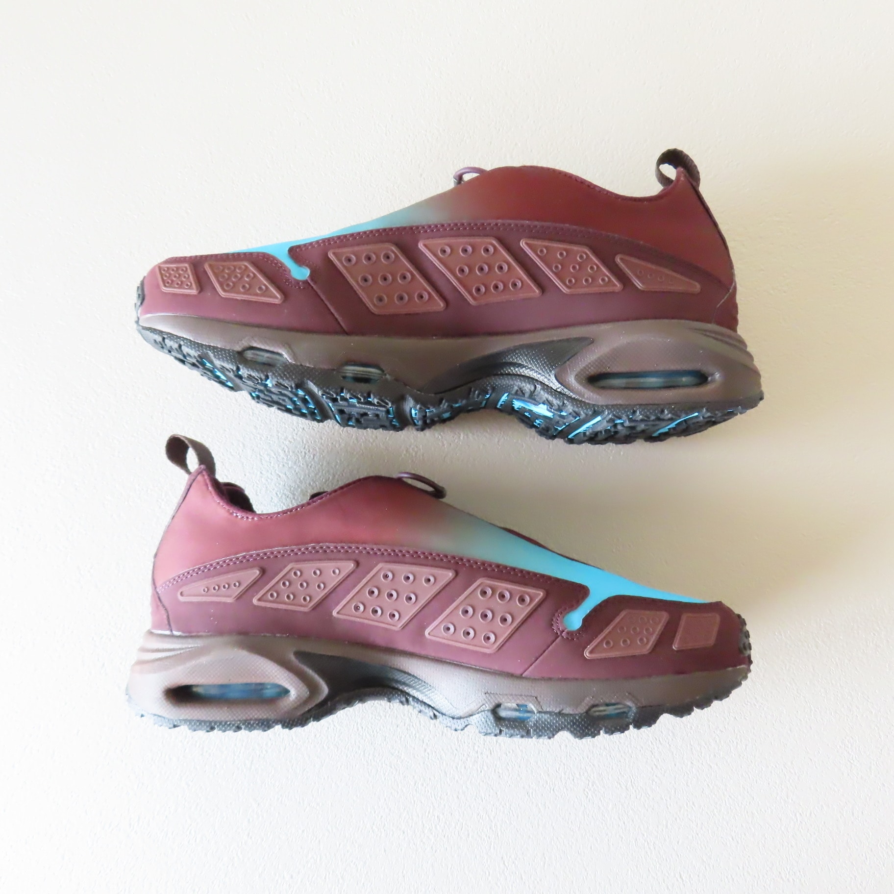 ナイキ ウィメンズ エアマックスサンダー "バーガンディクラッシュ アンド バルティックブルー"