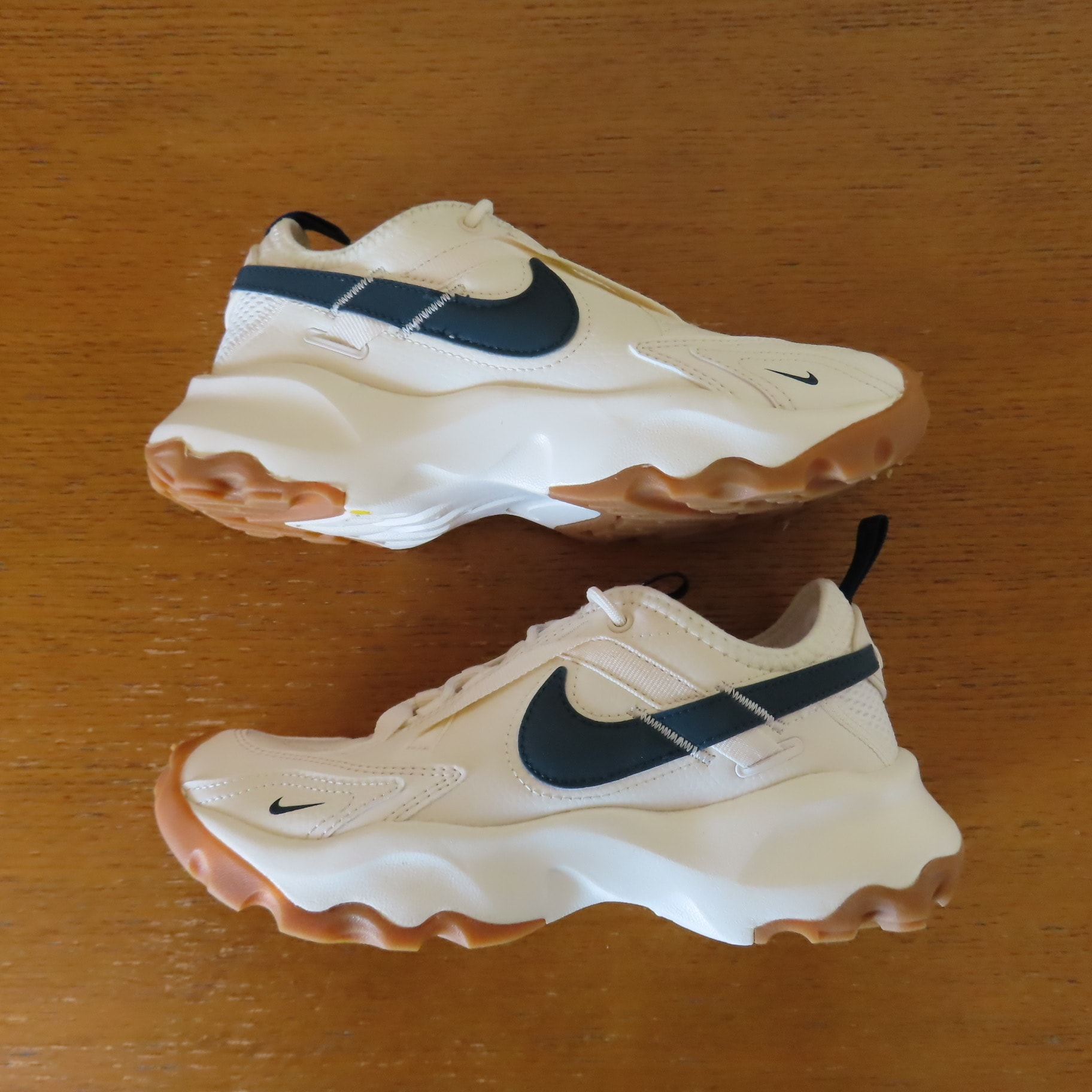 ナイキ ウィメンズ TC 7900 "ペールアイボリー/ガムライトブラウン/アーモリーネイビー"